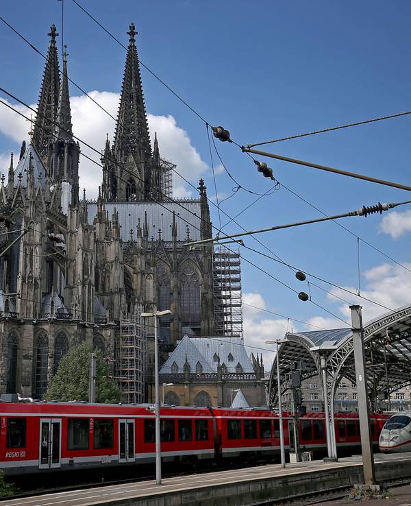 Ein Zug fährt aus Richtung Hauptbahnhof kommend am Dom vorbei.