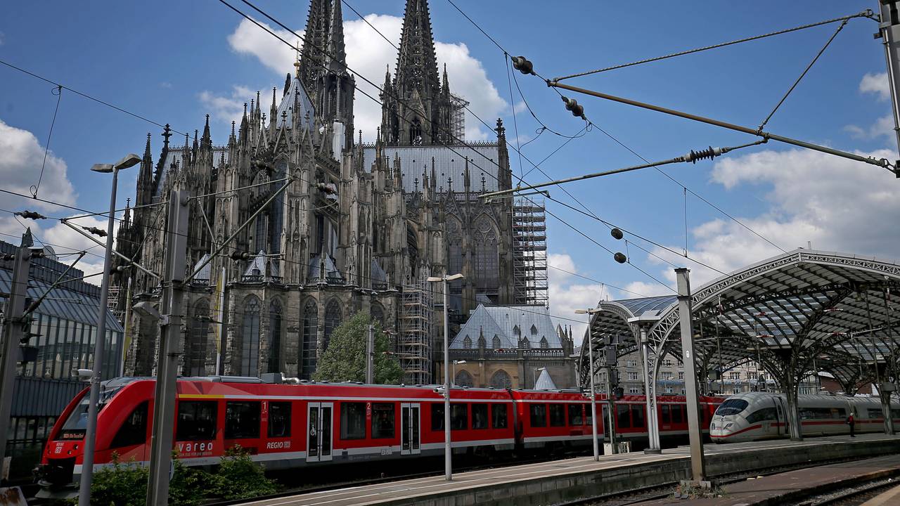Ein Zug fährt aus Richtung Hauptbahnhof kommend am Dom vorbei.