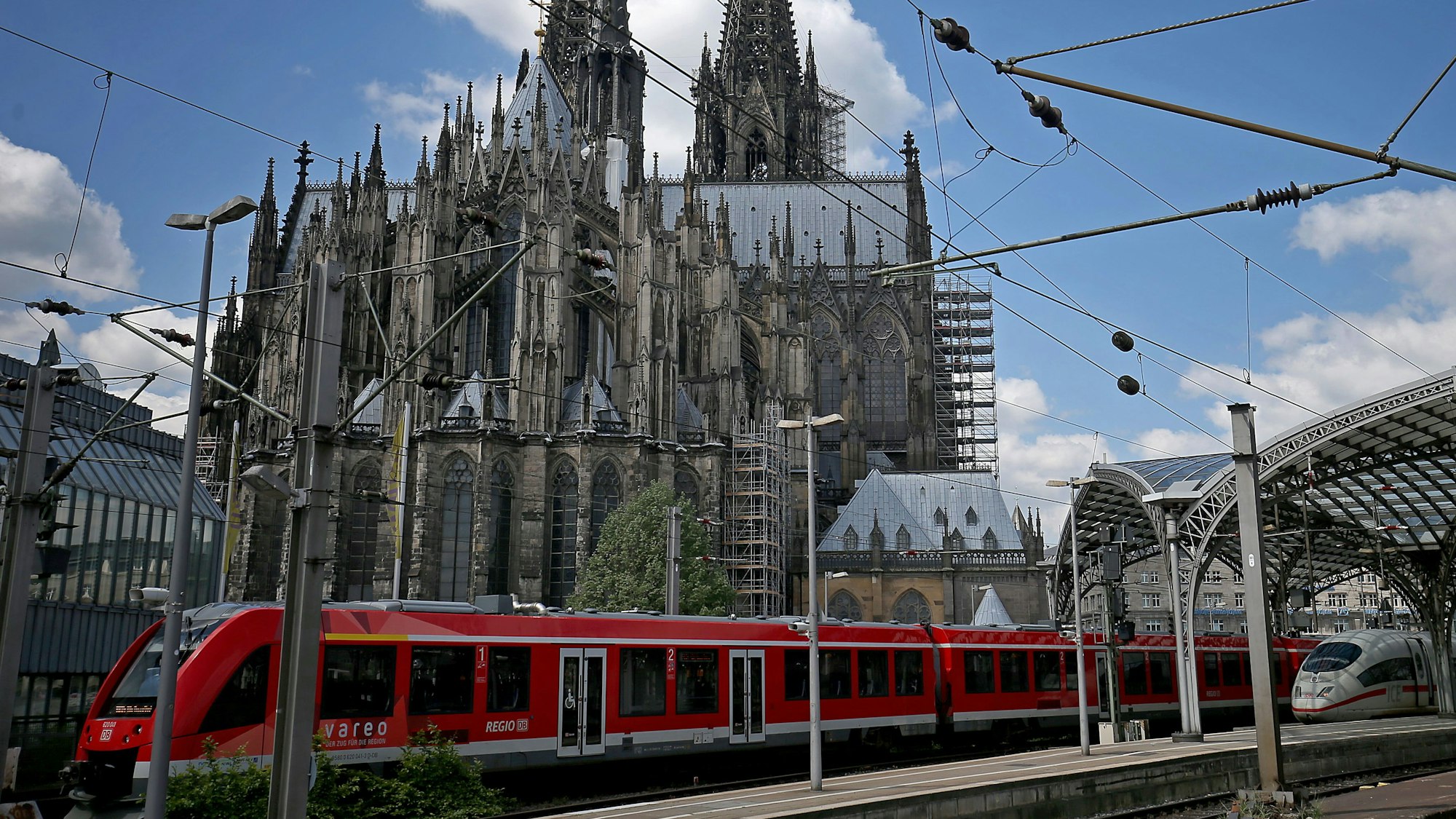 Ein Zug fährt aus Richtung Hauptbahnhof kommend am Dom vorbei.