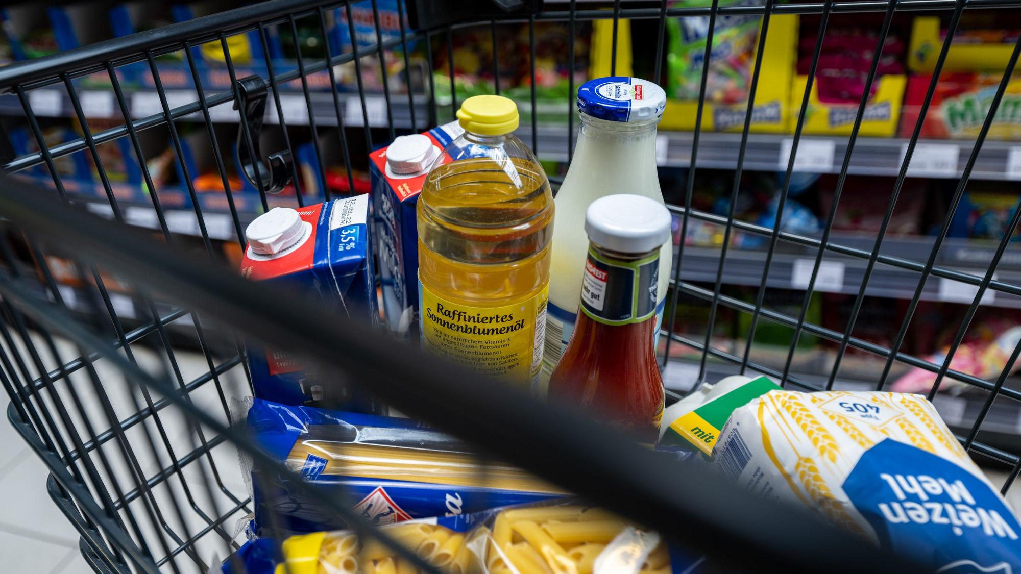 Lebensmittel liegen in einem Einkaufswagen in einem Supermarkt.