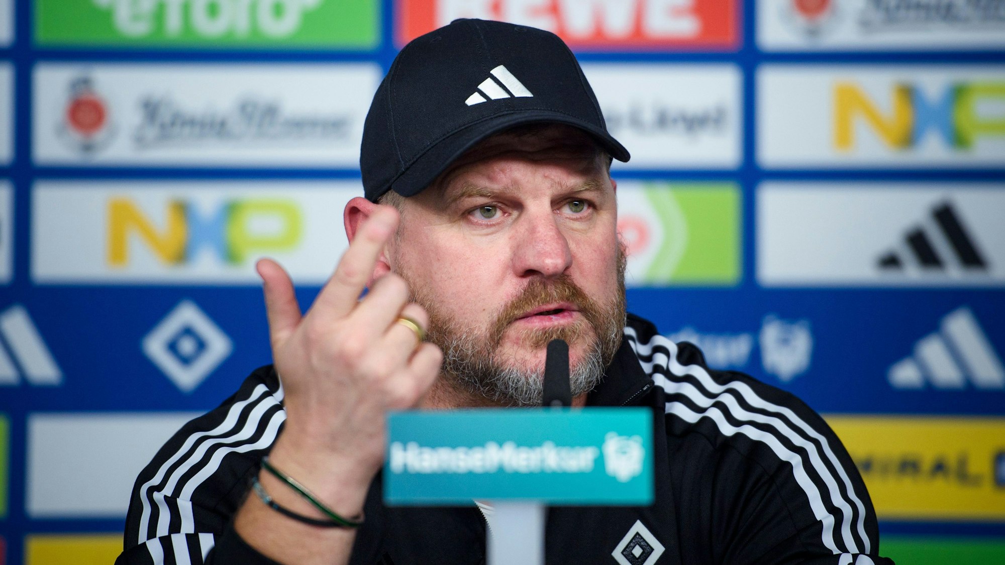 Steffen Baumgart spricht während einer Pressekonferenz zu seiner Vorstellung als Cheftrainer des Hamburger SV.