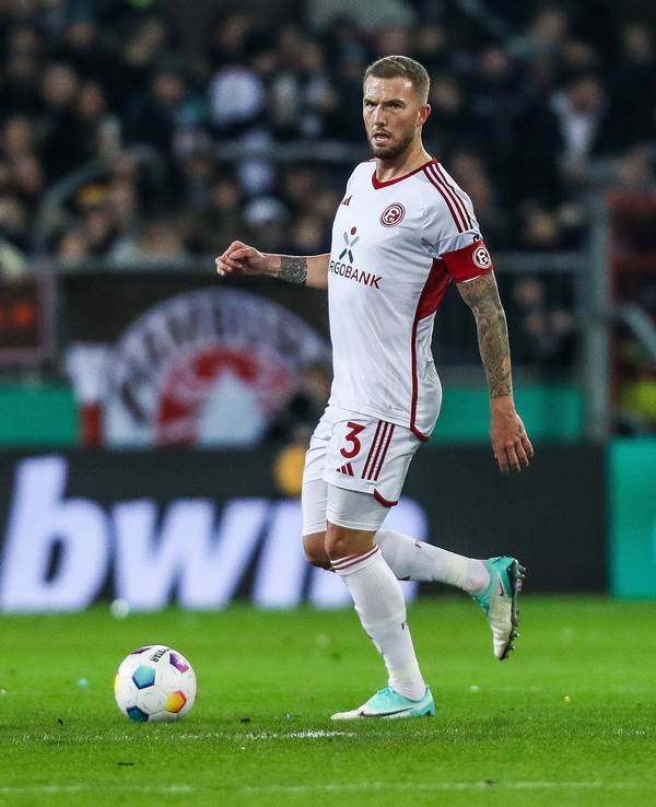 Fortuna Düsseldorfs Kapitän Andre Hoffmann führt den Ball im Pokal-Spiel beim FC St. Pauli.