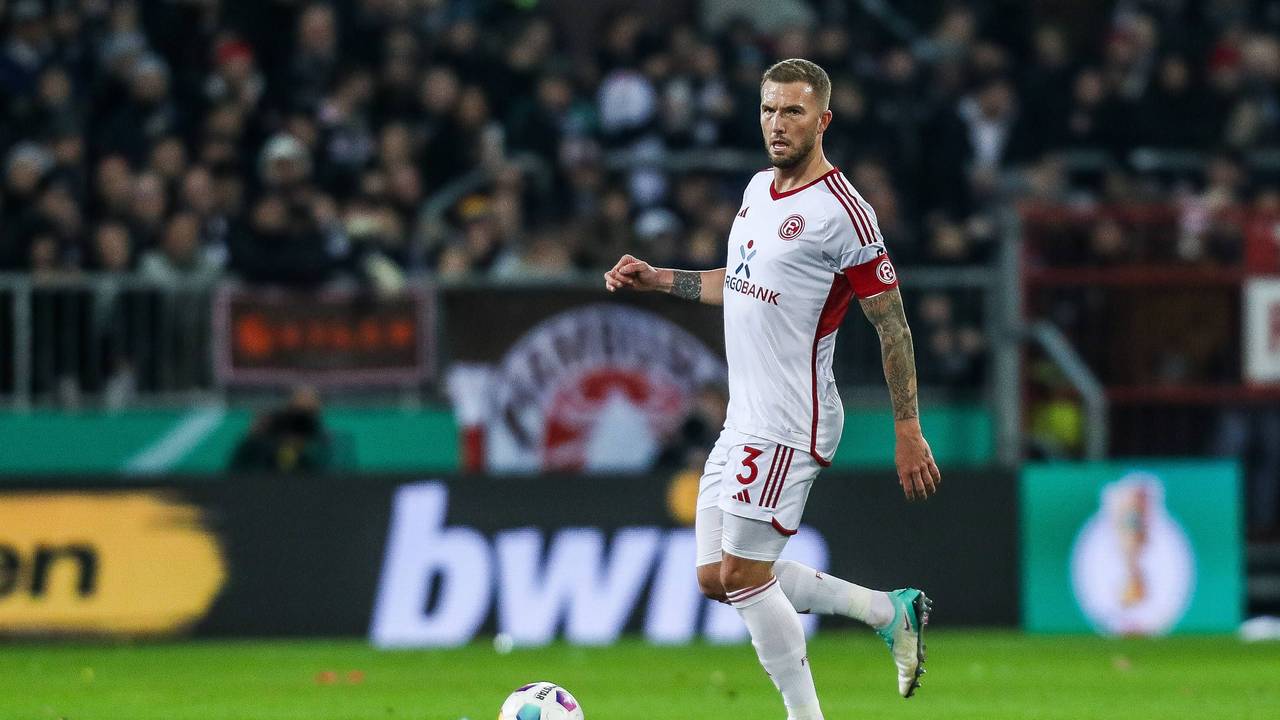Fortuna Düsseldorfs Kapitän Andre Hoffmann führt den Ball im Pokal-Spiel beim FC St. Pauli.