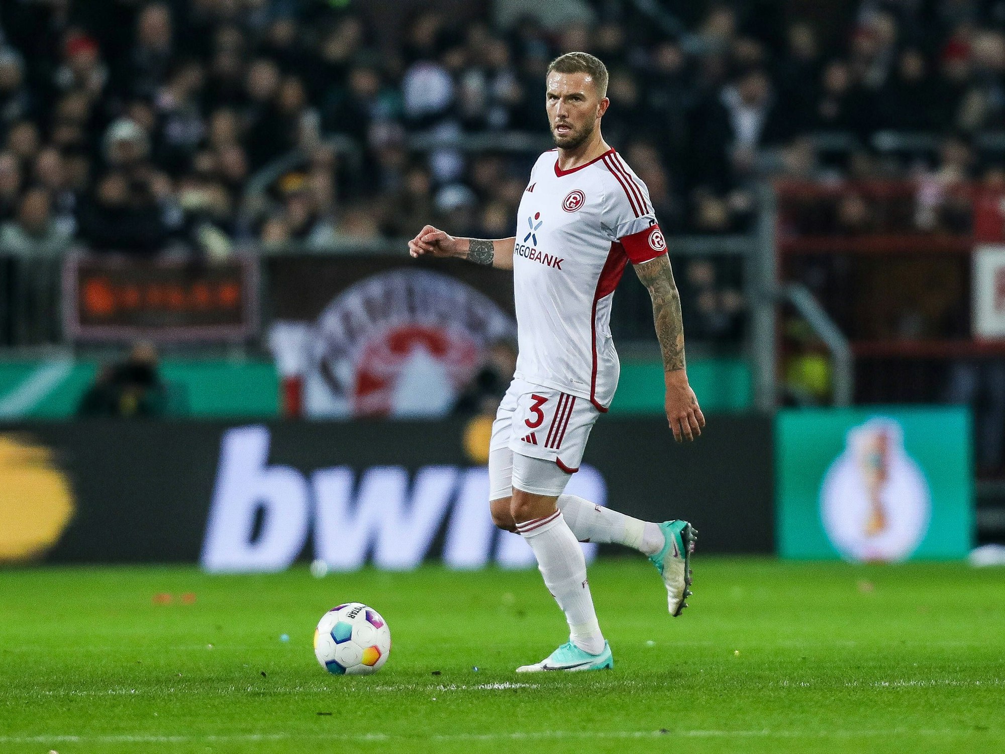 Fortuna Düsseldorfs Kapitän Andre Hoffmann führt den Ball im Pokal-Spiel beim FC St. Pauli.