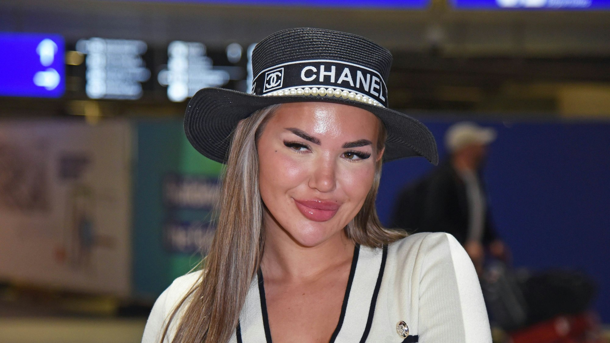 Kim Virginia blickt in die Kamera.