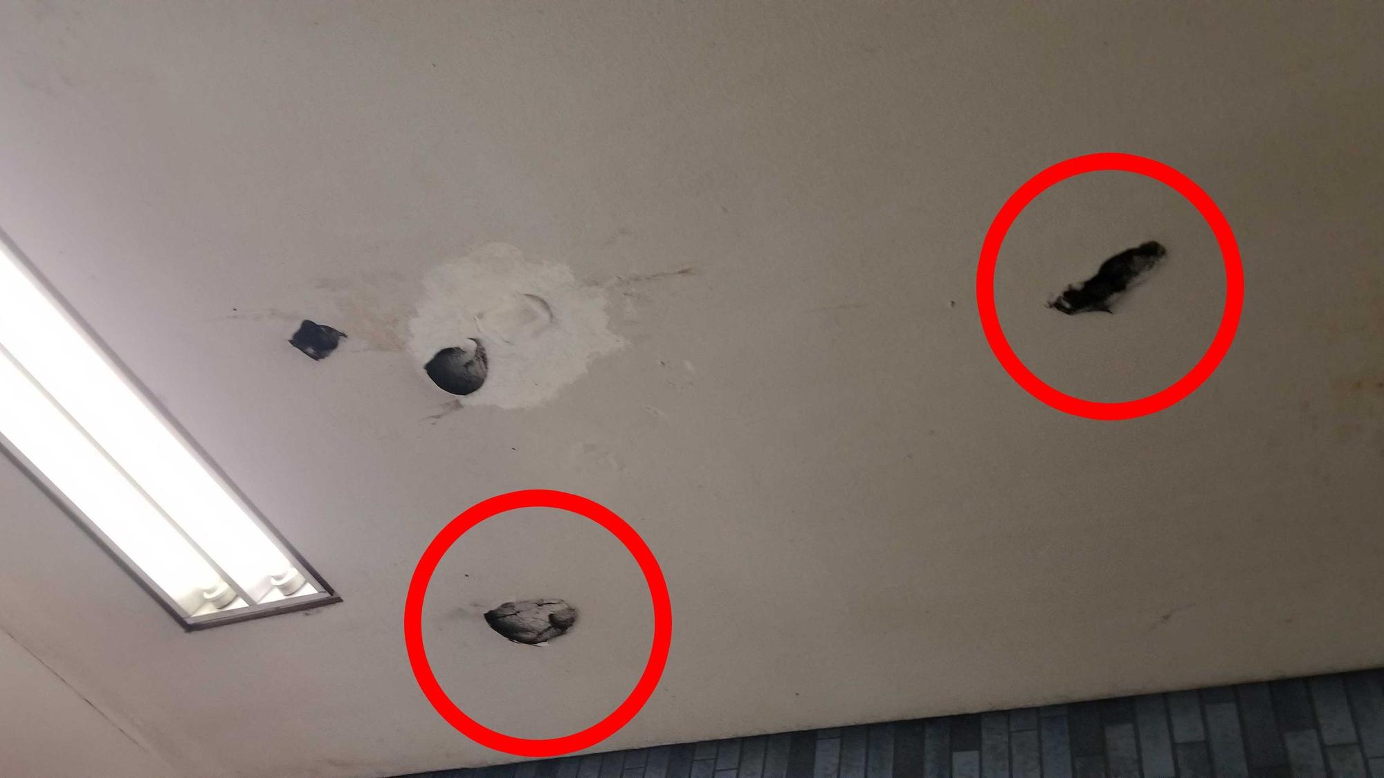 Löcher an der Decke der KVB-Haltestelle am Kölner Hauptbahnhof.