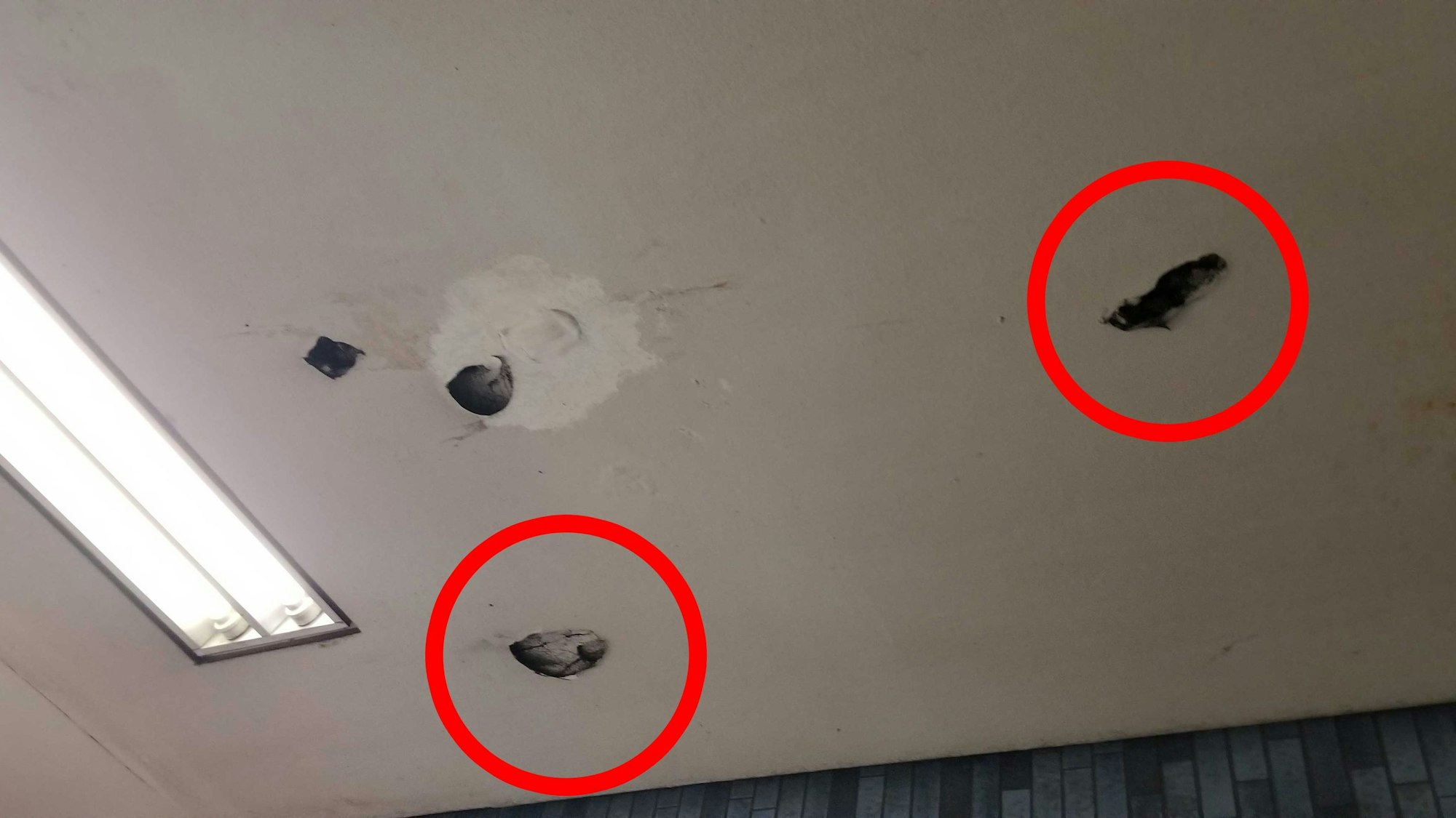 Löcher an der Decke der KVB-Haltestelle am Kölner Hauptbahnhof.