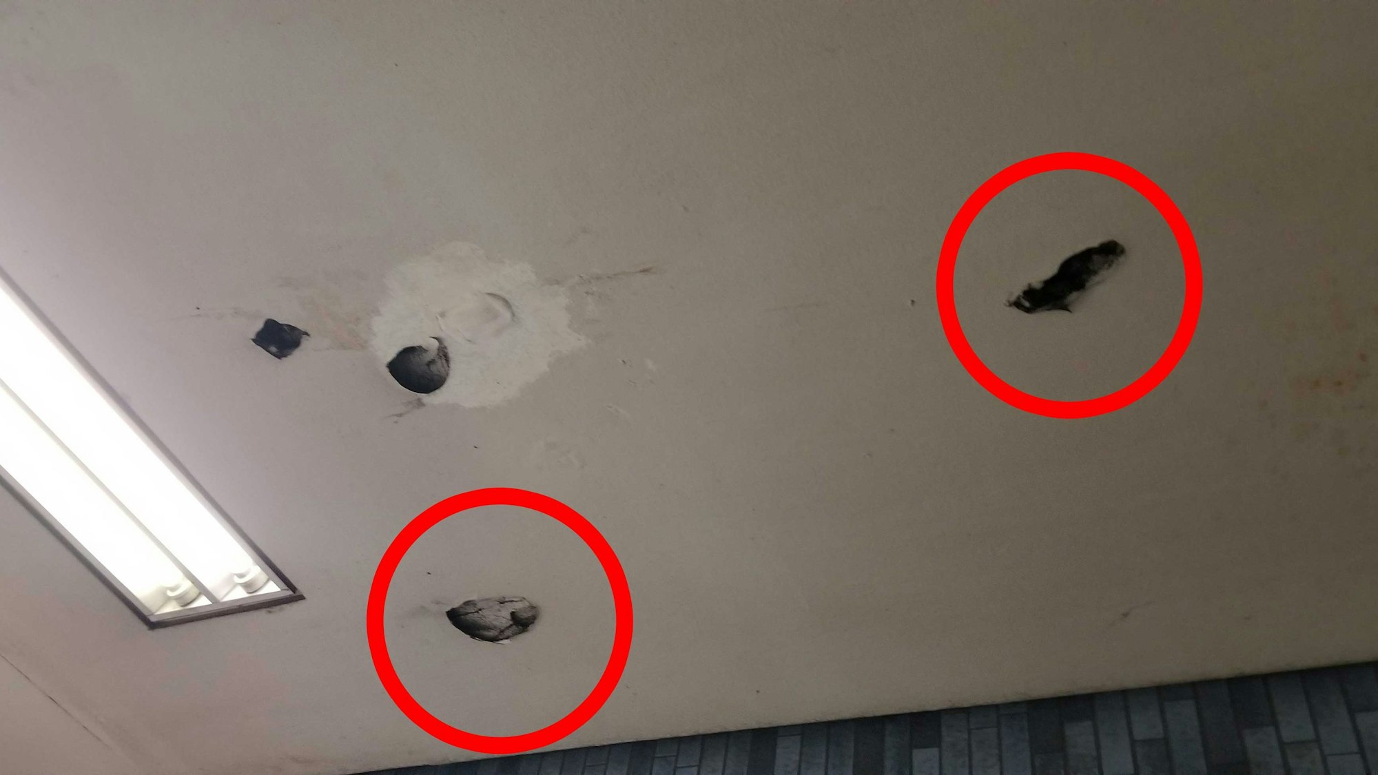 Löcher an der Decke der KVB-Haltestelle am Kölner Hauptbahnhof.