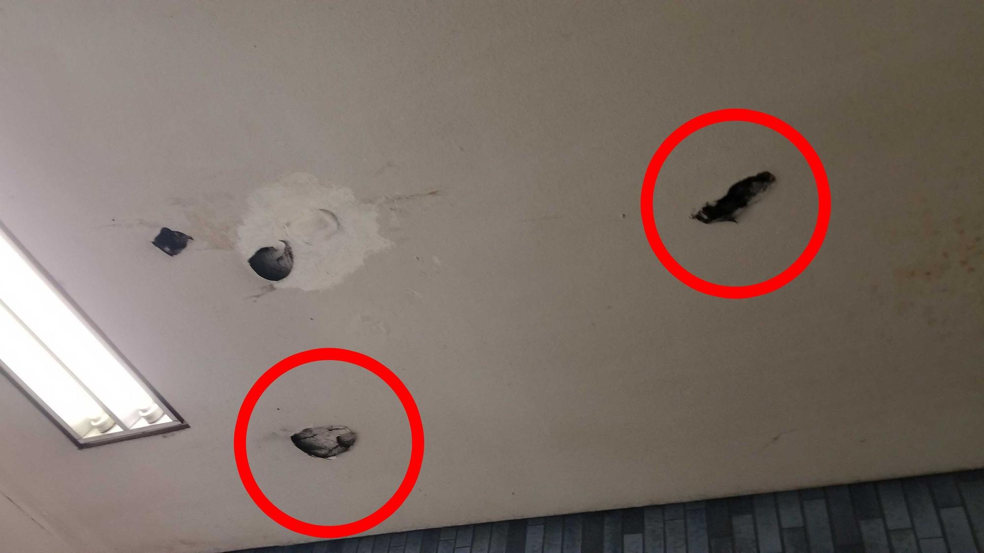 Löcher an der Decke der KVB-Haltestelle am Kölner Hauptbahnhof.