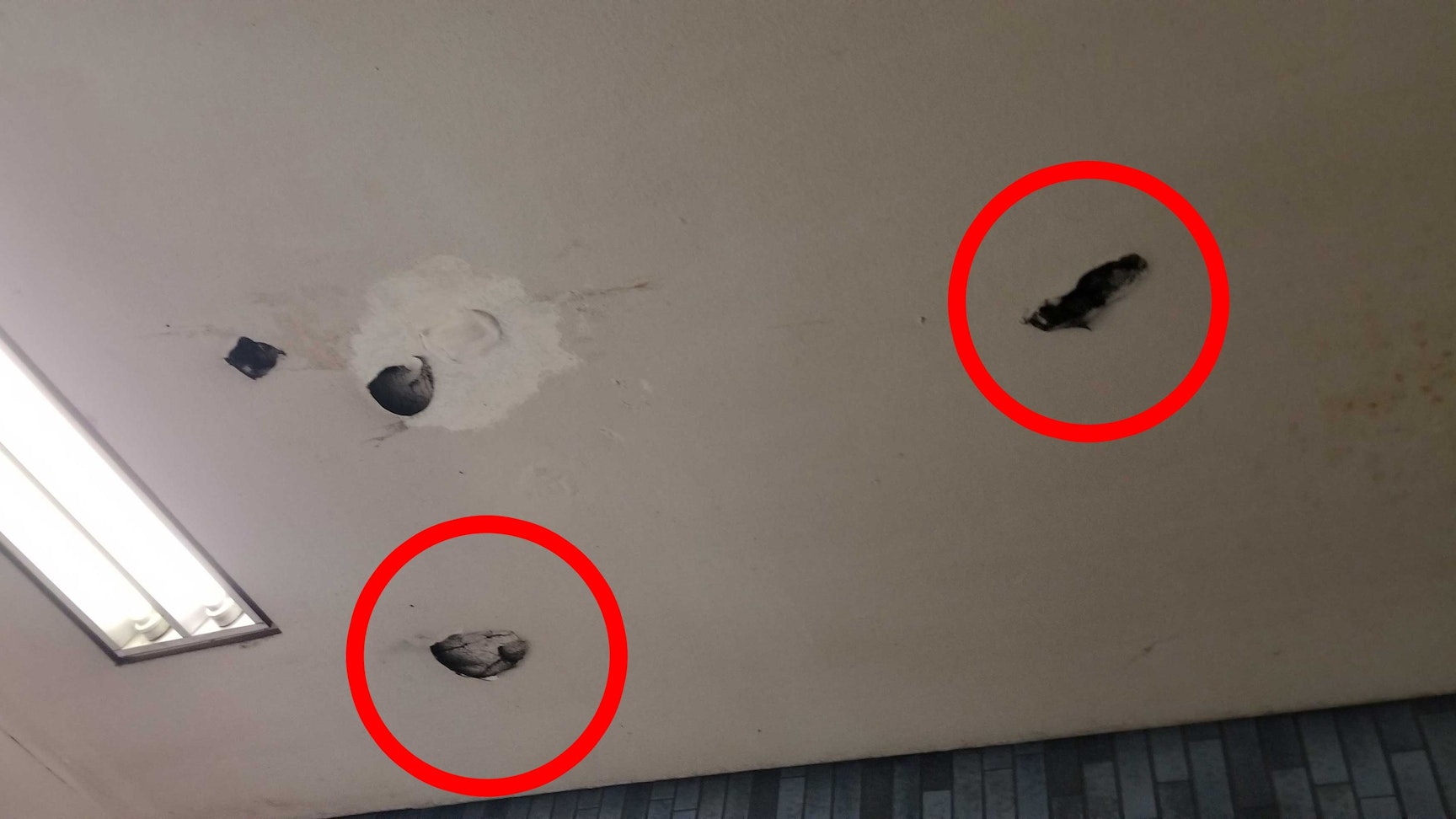 Löcher an der Decke der KVB-Haltestelle am Kölner Hauptbahnhof.