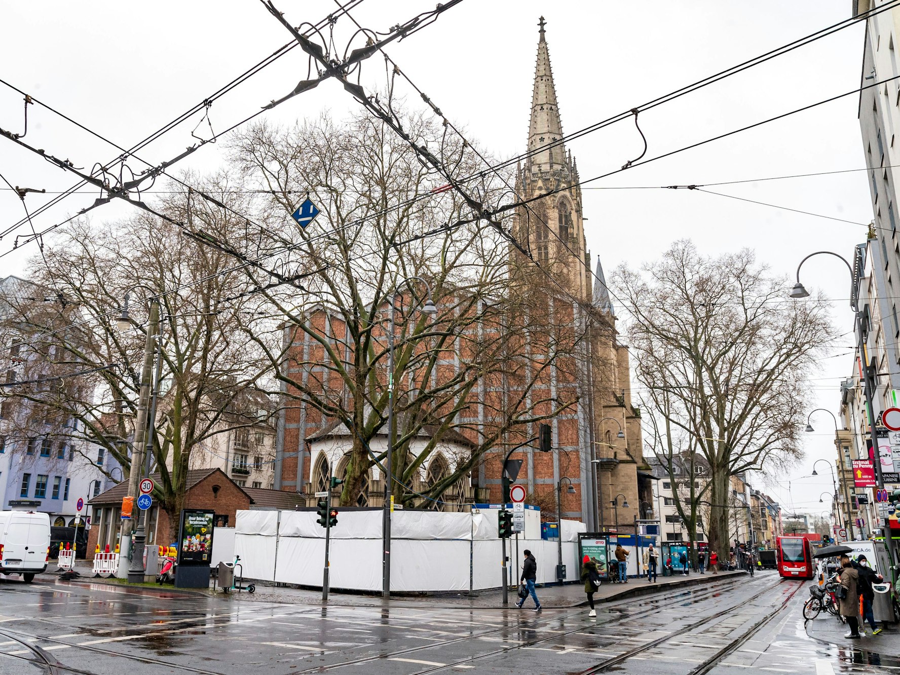 Der Zülpicher Platz an einem verregneten Tag in Köln.