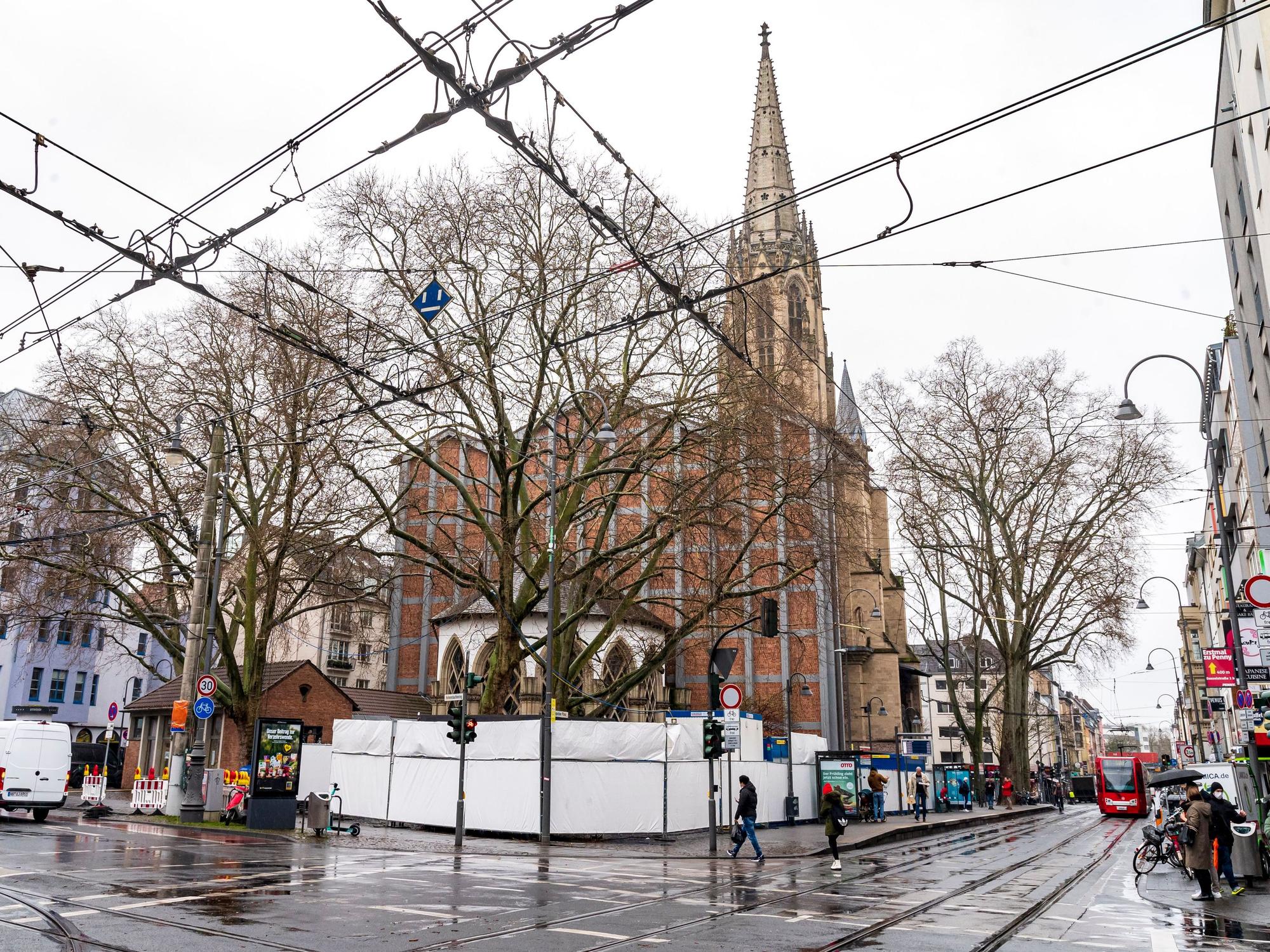 Der Zülpicher Platz an einem verregneten Tag in Köln.