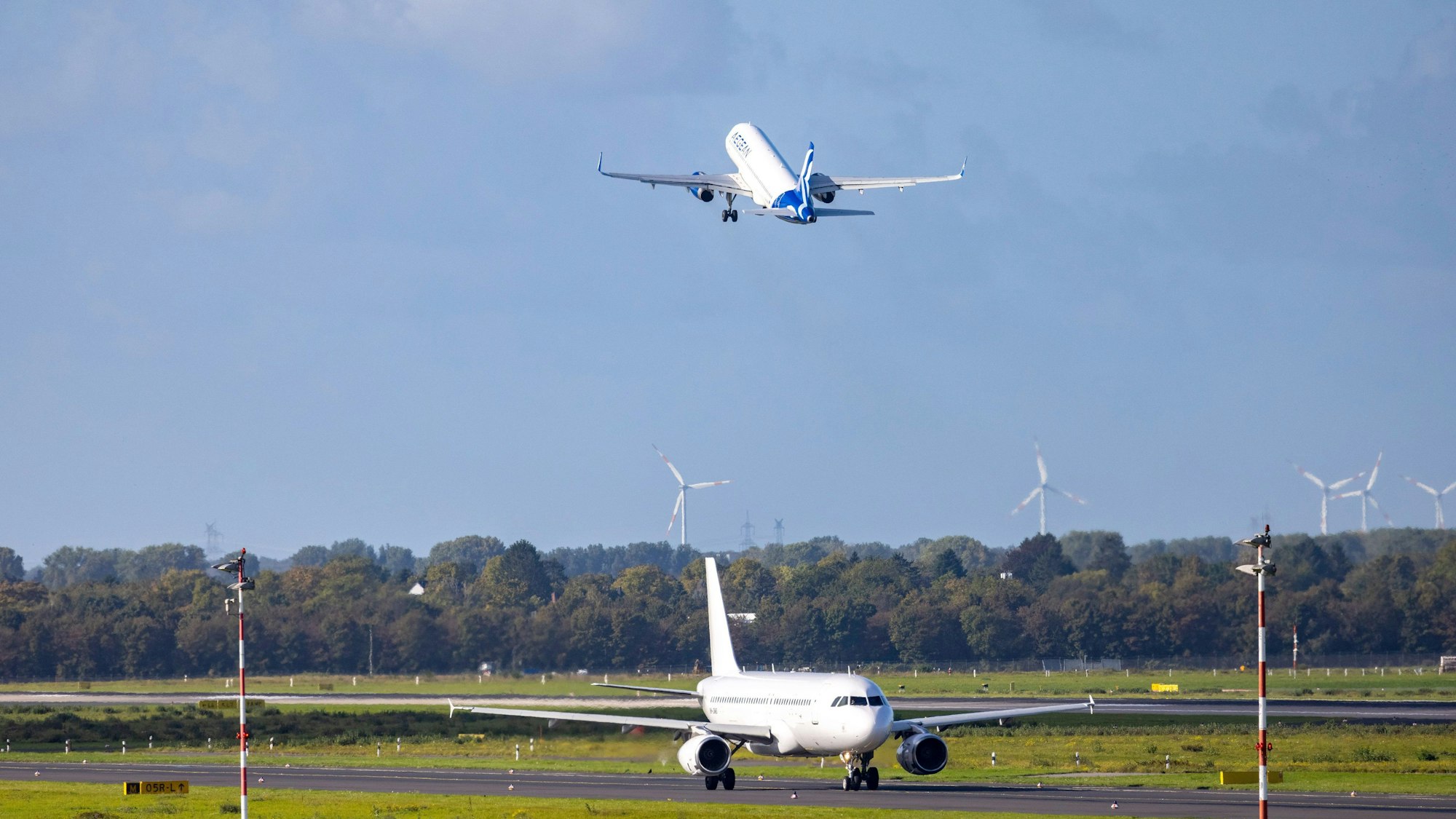 Passagierflugzeuge starten vom Flughafen in Düsseldorf.