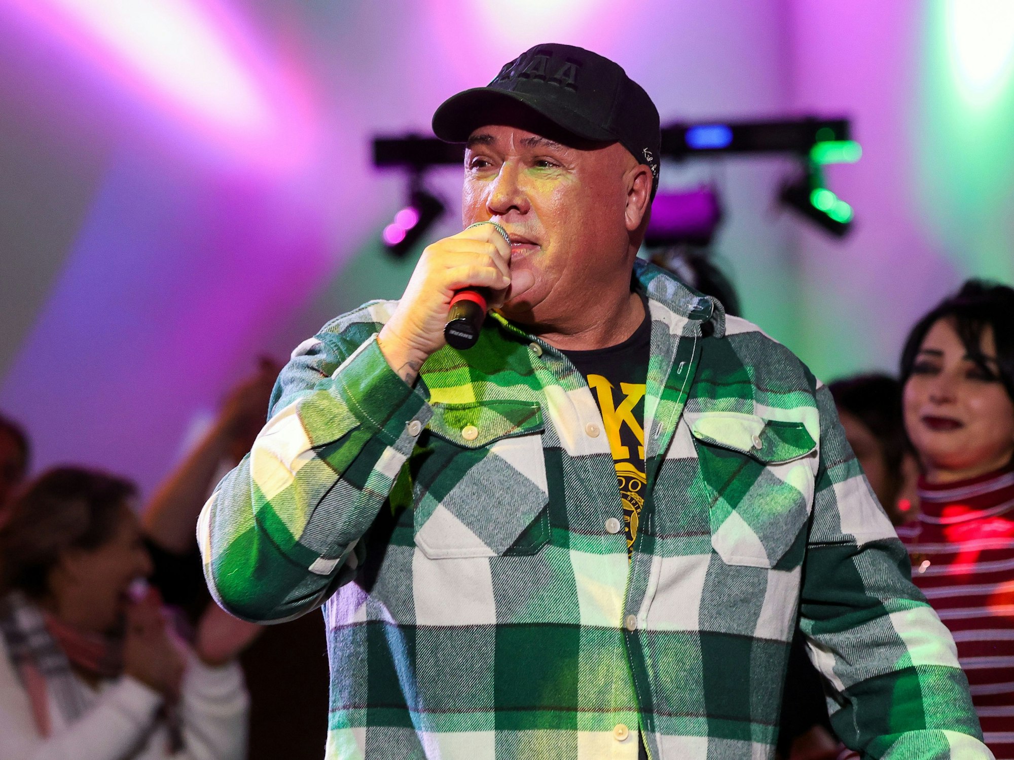 Weihnachtskonzert von Jürgen und Peter Milski, zusammen mit Kölns singendem Türsteher Ramon Ademes
in der JVA Ossendorf.