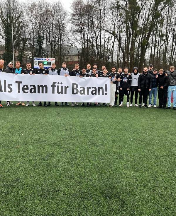 Mit dem Spruch „Als Team für Baran“ auf einem Banner zeigte sich die Mannschaft vom SSV Jan Wellem am Sonntag (18. Februar 2024) solidarisch mit ihrem entlassenen Trainer Baran Dagdelen.