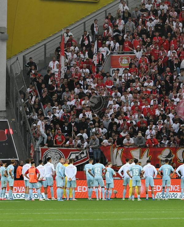 Die Fans des 1. FC Köln beim Auswärtsspiel bei Bayer Leverkusen im Gästeblock.