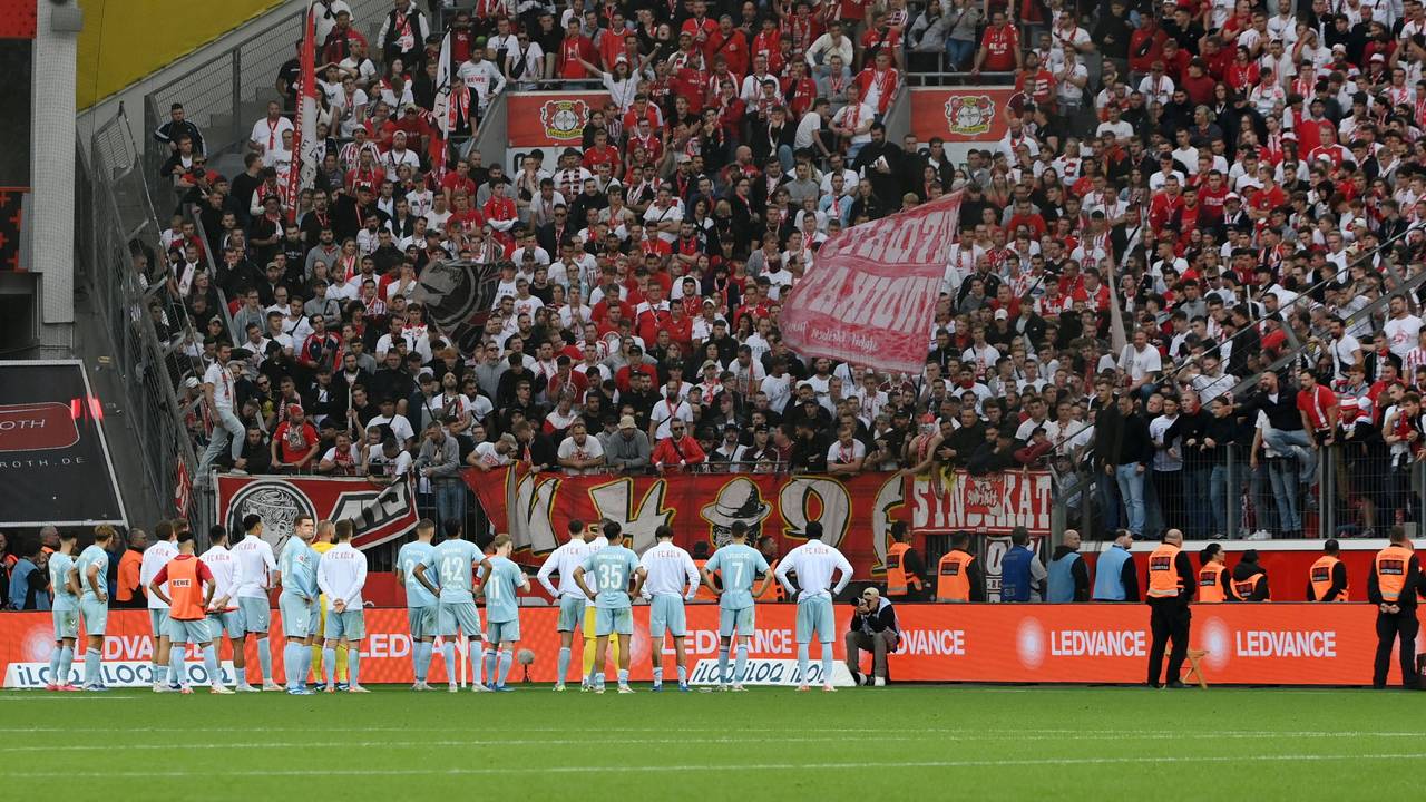 Die Fans des 1. FC Köln beim Auswärtsspiel bei Bayer Leverkusen im Gästeblock.