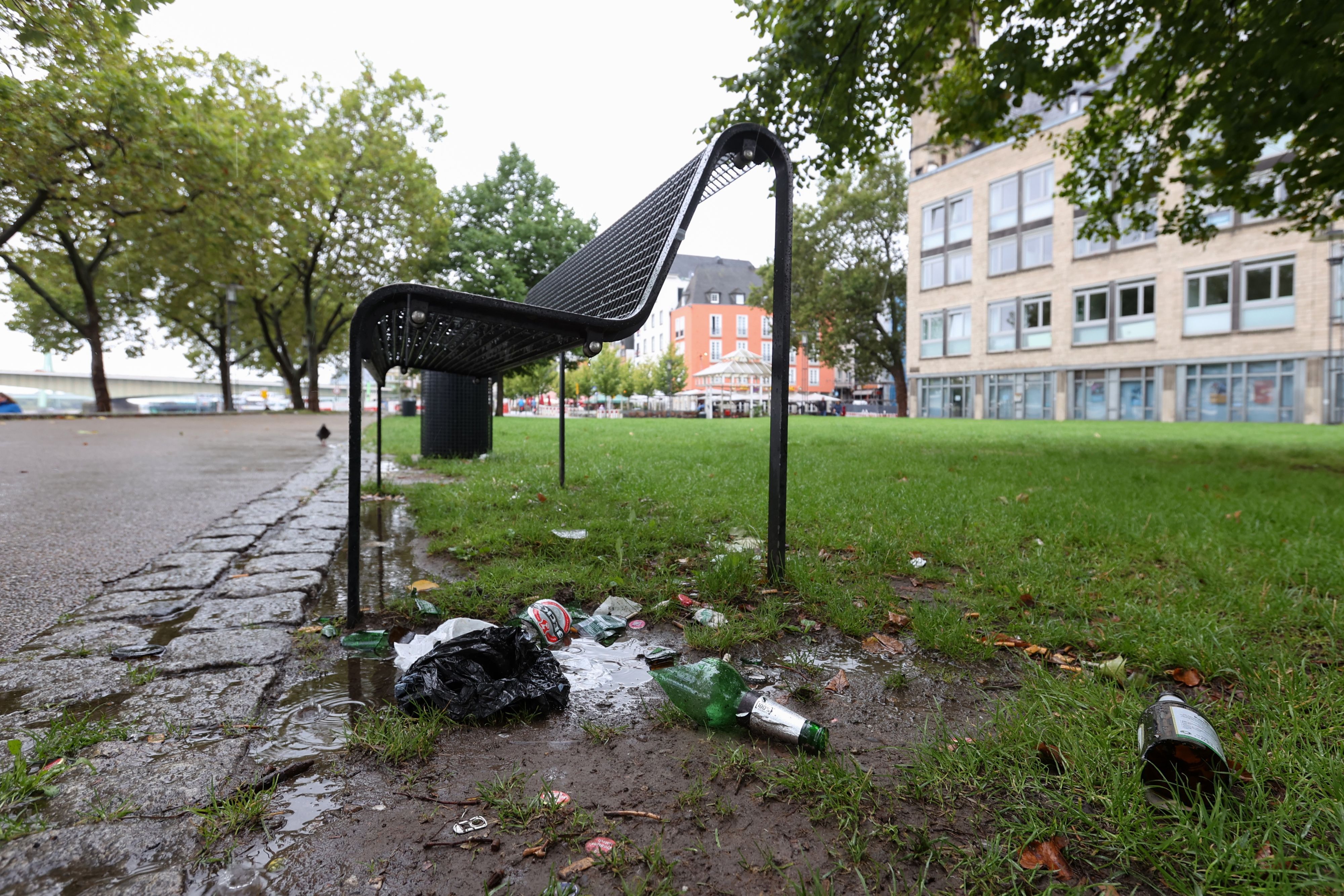Das Foto zeigt Müll am Rhein in der Altstadt.