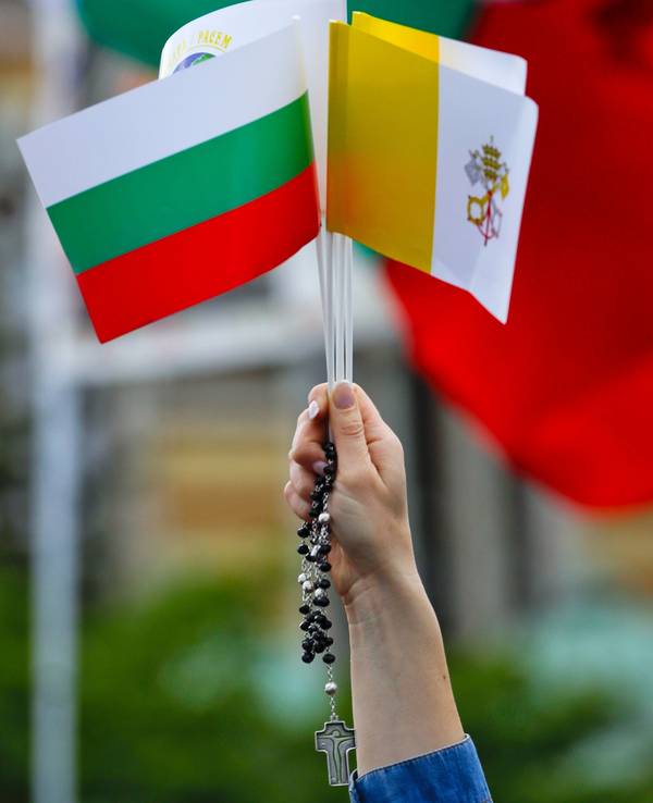 Eine Frau hält einen Rosenkranz und die Flaggen von Bulgarien und dem Vatikan, während der Papst die bulgarische Hauptstadt besucht. Papst Franziskus hat zum Auftakt einer Balkanreise einen Besuch im überwiegend christlich-orthodoxen Bulgarien begonnen. «Frieden auf Erden» ist das Motto des zweitägigen Papstbesuches in dem EU-Land. +++ dpa-Bildfunk +++