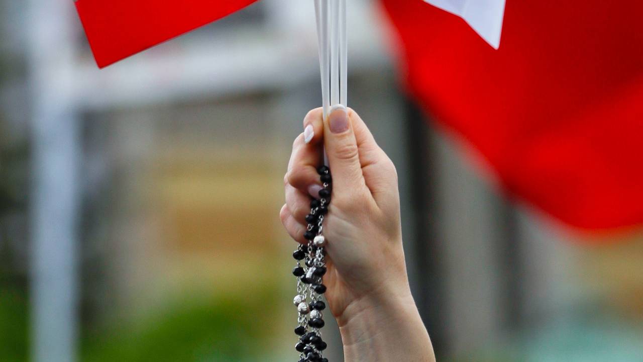 Eine Frau hält einen Rosenkranz und die Flaggen von Bulgarien und dem Vatikan, während der Papst die bulgarische Hauptstadt besucht. Papst Franziskus hat zum Auftakt einer Balkanreise einen Besuch im überwiegend christlich-orthodoxen Bulgarien begonnen. «Frieden auf Erden» ist das Motto des zweitägigen Papstbesuches in dem EU-Land. +++ dpa-Bildfunk +++