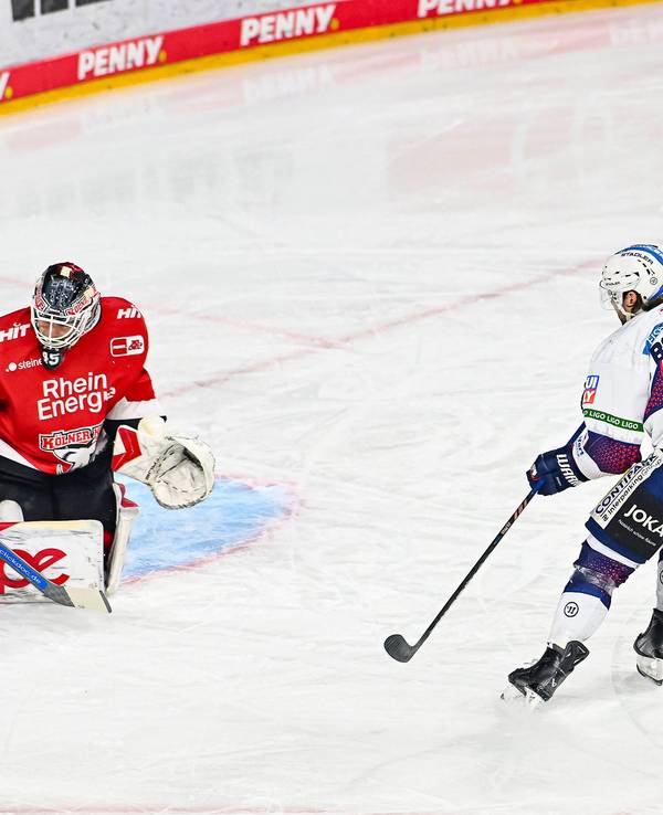 Zachary Boychuck (r.) schließt ab, Haie-Goalie Tobias Ancicka kann jedoch parieren.