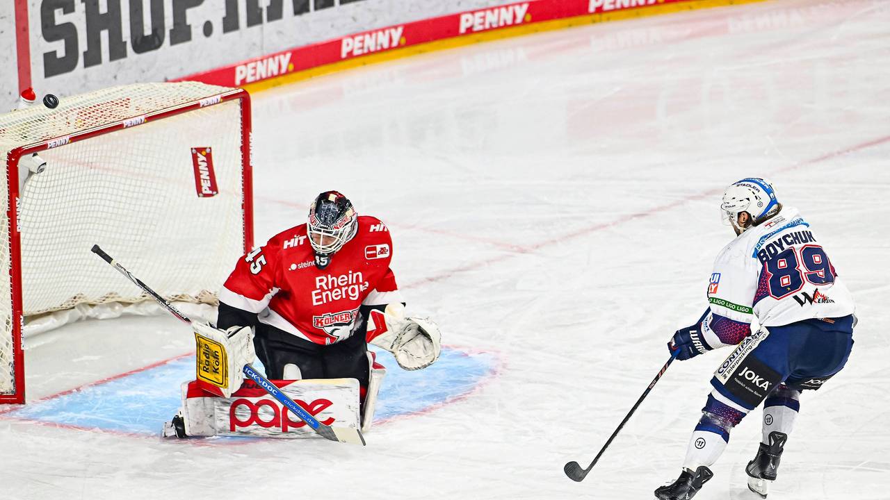 Zachary Boychuck (r.) schließt ab, Haie-Goalie Tobias Ancicka kann jedoch parieren.