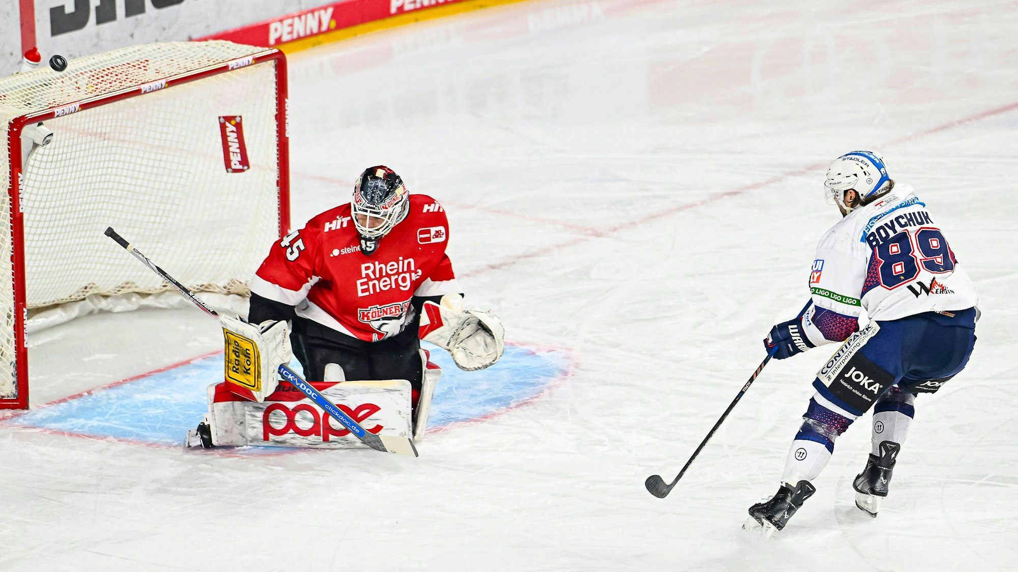 Zachary Boychuck (r.) schließt ab, Haie-Goalie Tobias Ancicka kann jedoch parieren.