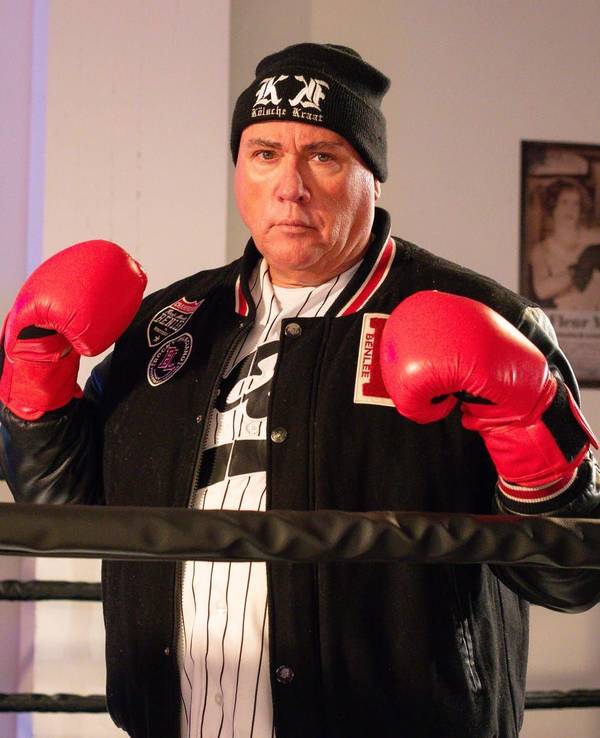 Ramon Ademes steht mit Boxhandschuhen im Ring.