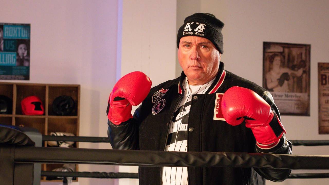 Ramon Ademes steht mit Boxhandschuhen im Ring.