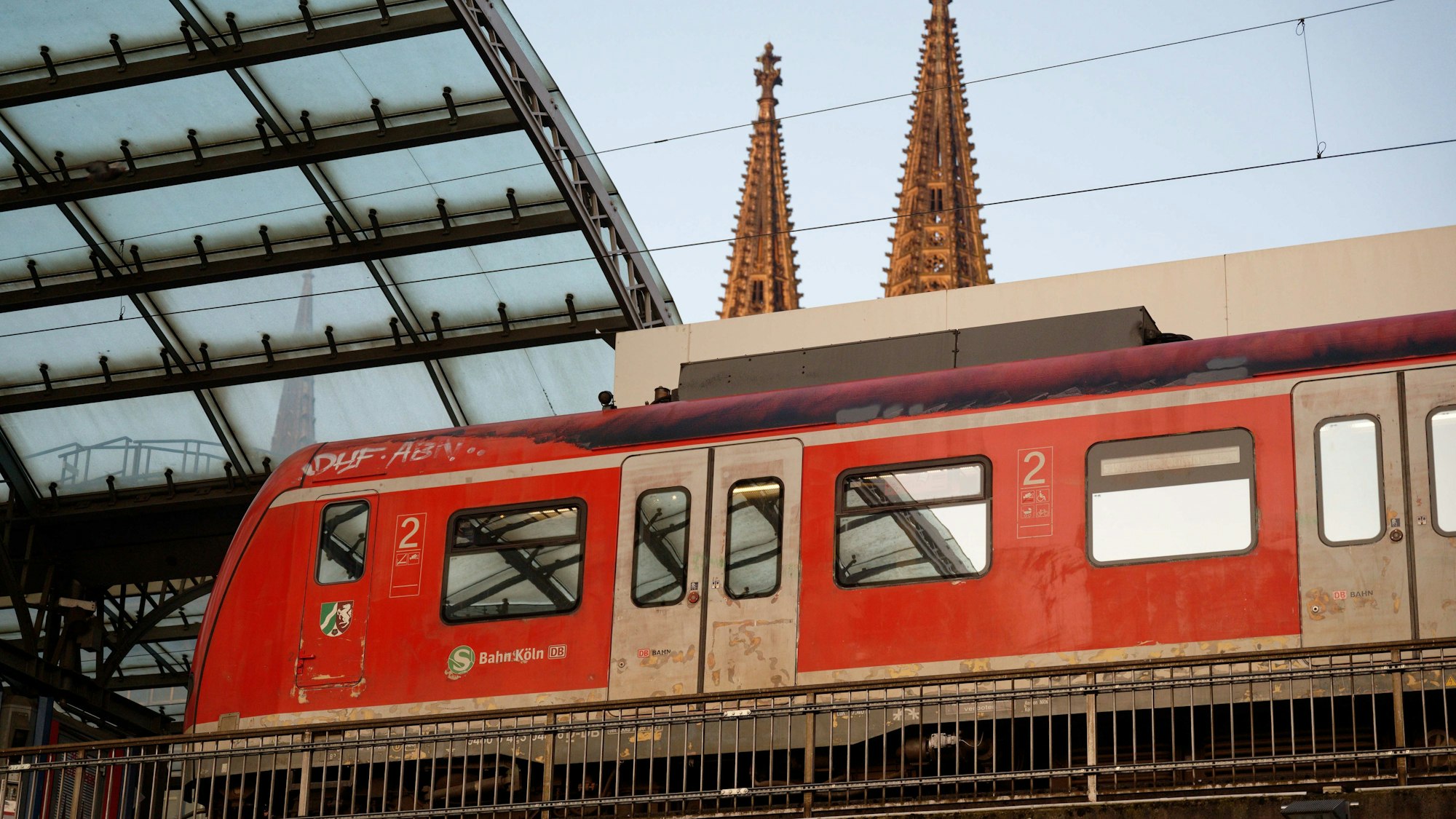 Eine S-Bahn steht im Hauptbahnhof in Köln.
