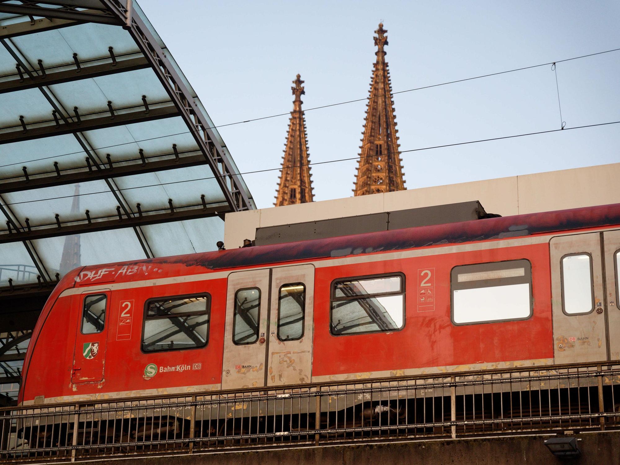 Eine S-Bahn steht im Hauptbahnhof in Köln.
