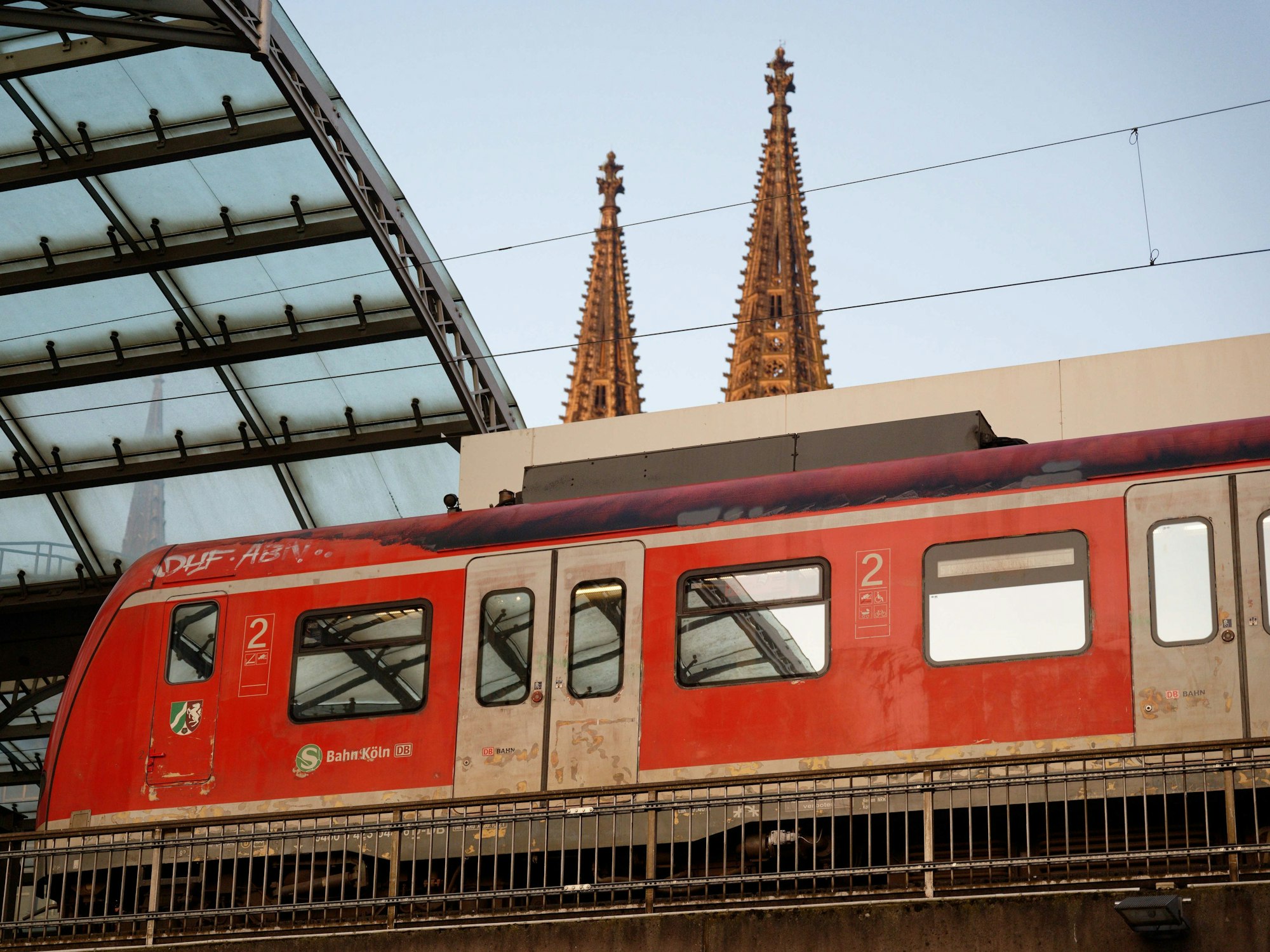Eine S-Bahn steht im Hauptbahnhof in Köln.