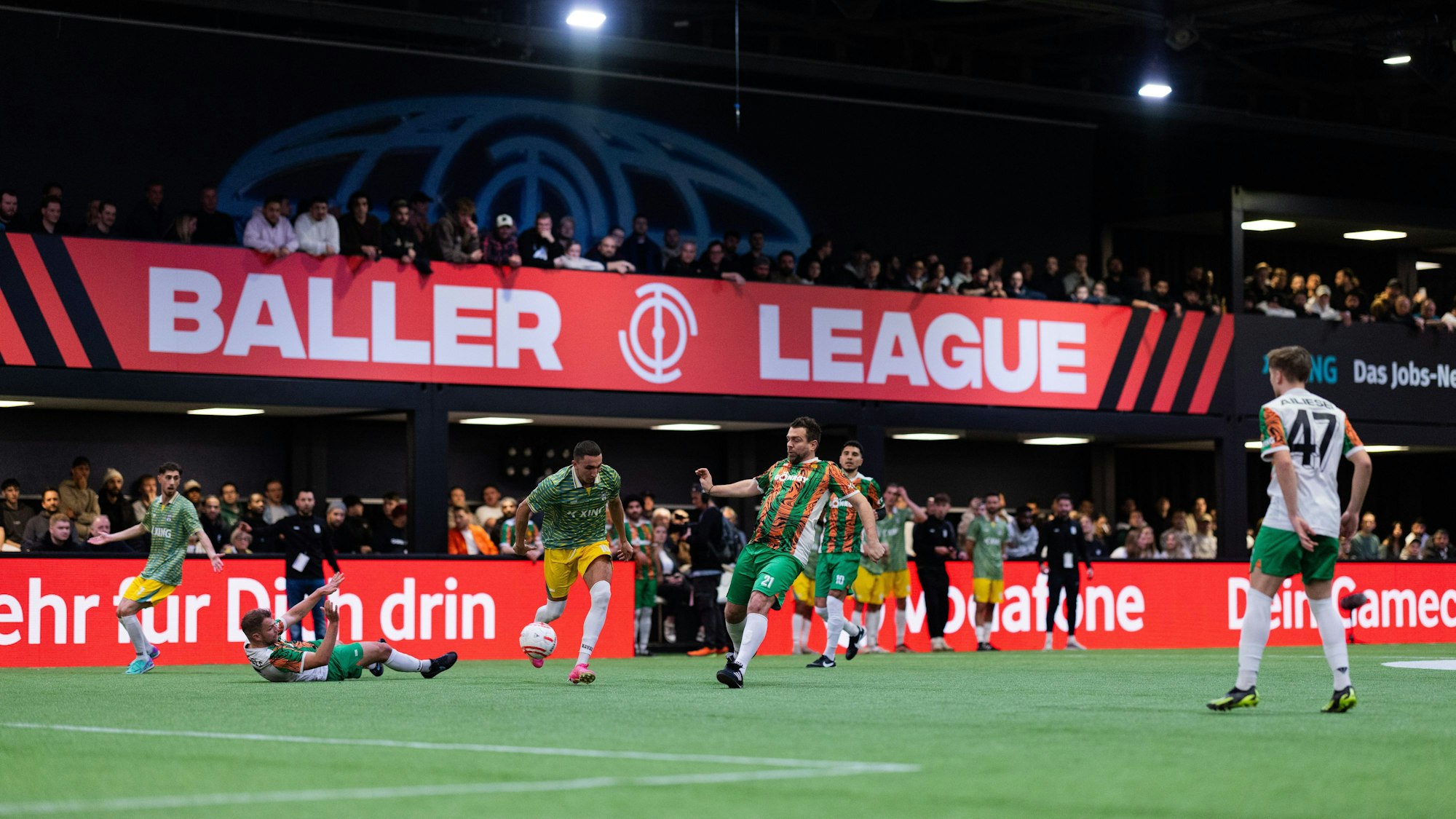 Spielfoto aus einem Match der Baller League in der Motorworld in Köln.