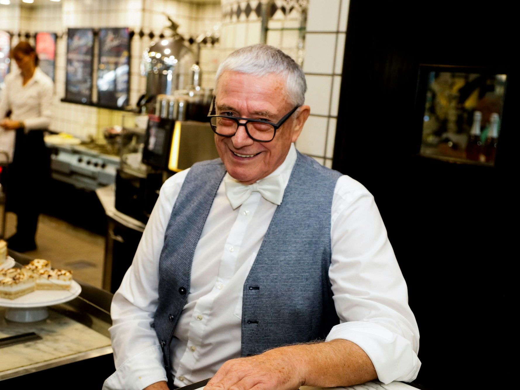 Rainer Diederichs steht in seinem alten Lokal Diner's und lächelt in die Kamera.