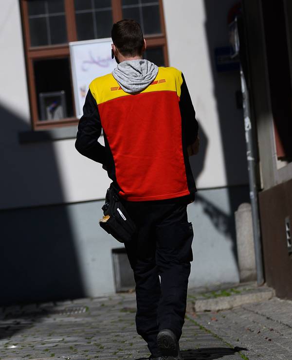 Ein Paketbote von DHL (Symbolbild): Ein DHL-Kunde zeigte sich wütend darüber, dass sein Ablageort für das Paket nicht genutzt wurde.