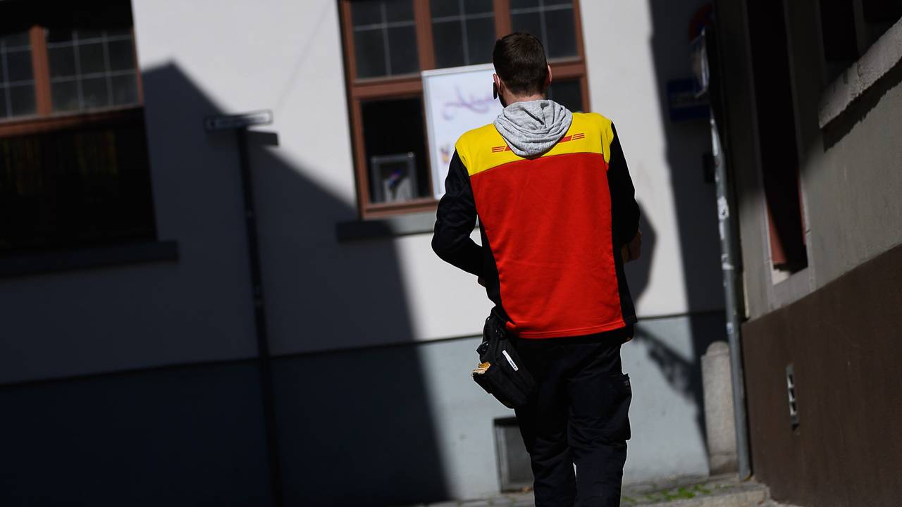 Ein Paketbote von DHL (Symbolbild): Ein DHL-Kunde zeigte sich wütend darüber, dass sein Ablageort für das Paket nicht genutzt wurde.