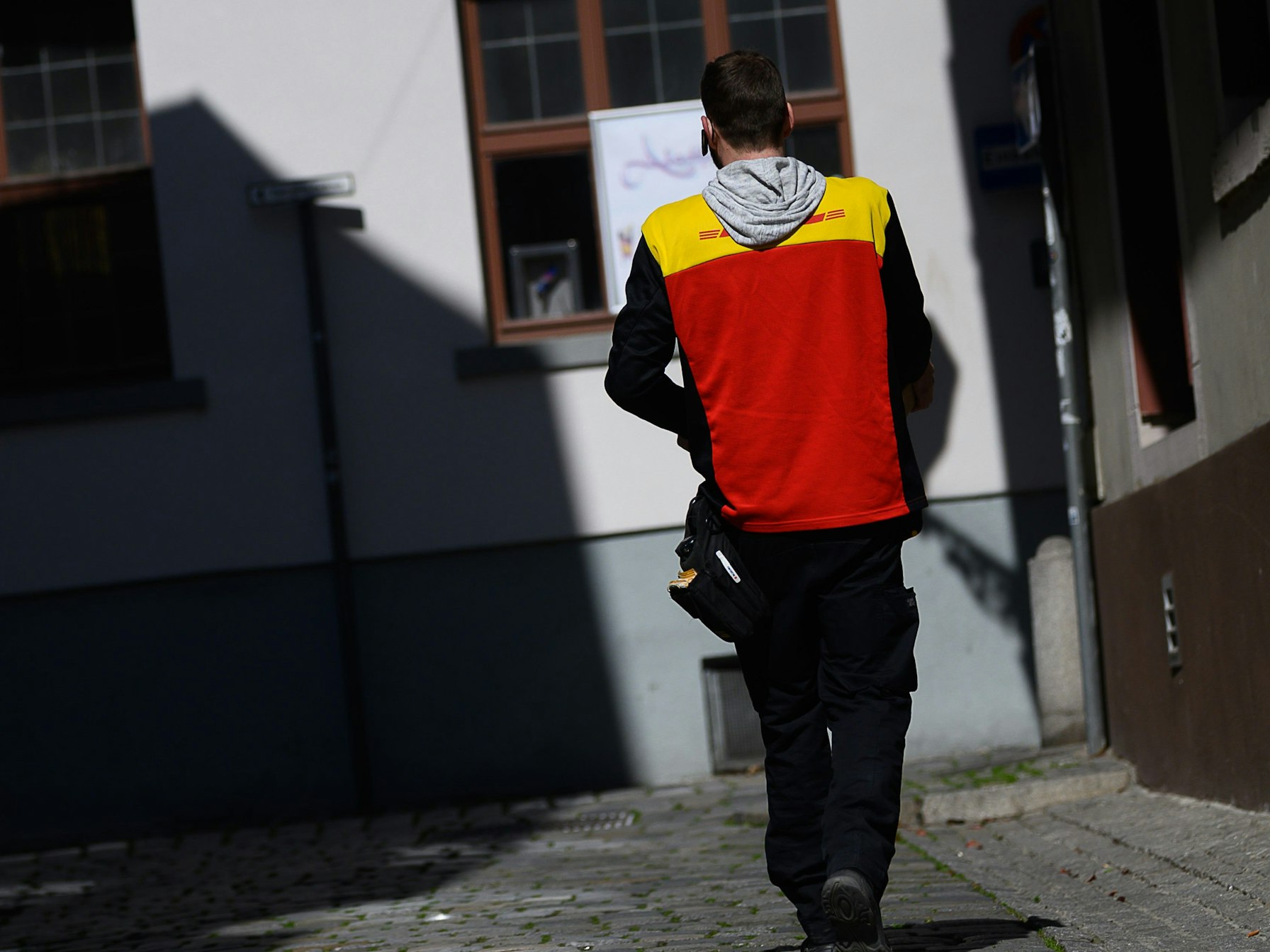 Ein Paketbote von DHL (Symbolbild): Ein DHL-Kunde zeigte sich wütend darüber, dass sein Ablageort für das Paket nicht genutzt wurde.