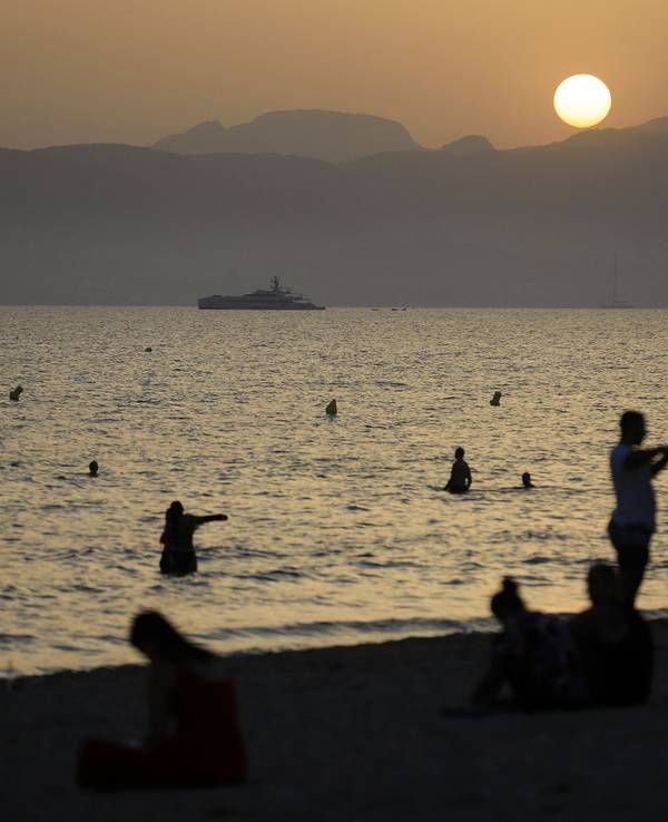 Sonnenuntergang am Strand von Arenal (Mallorca).