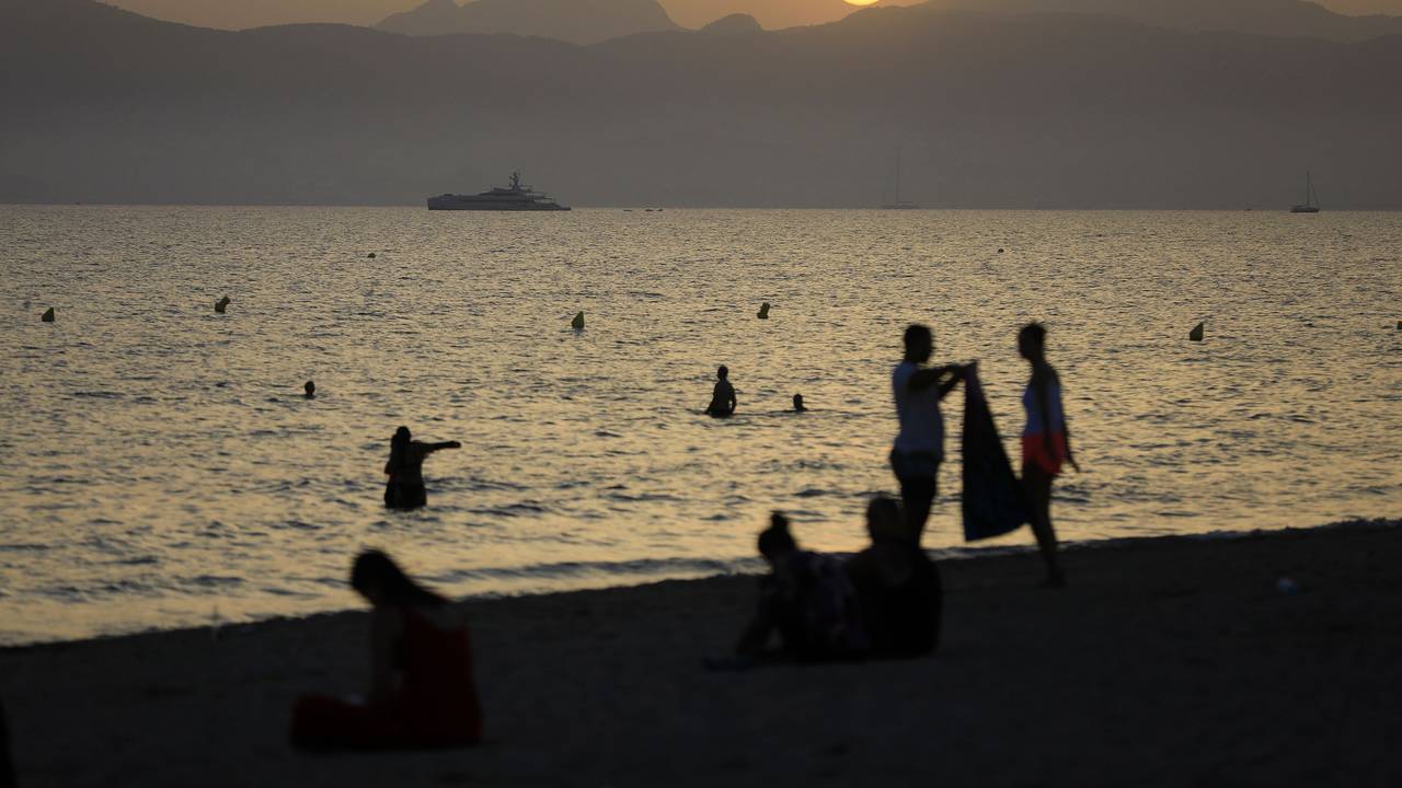 Sonnenuntergang am Strand von Arenal (Mallorca).