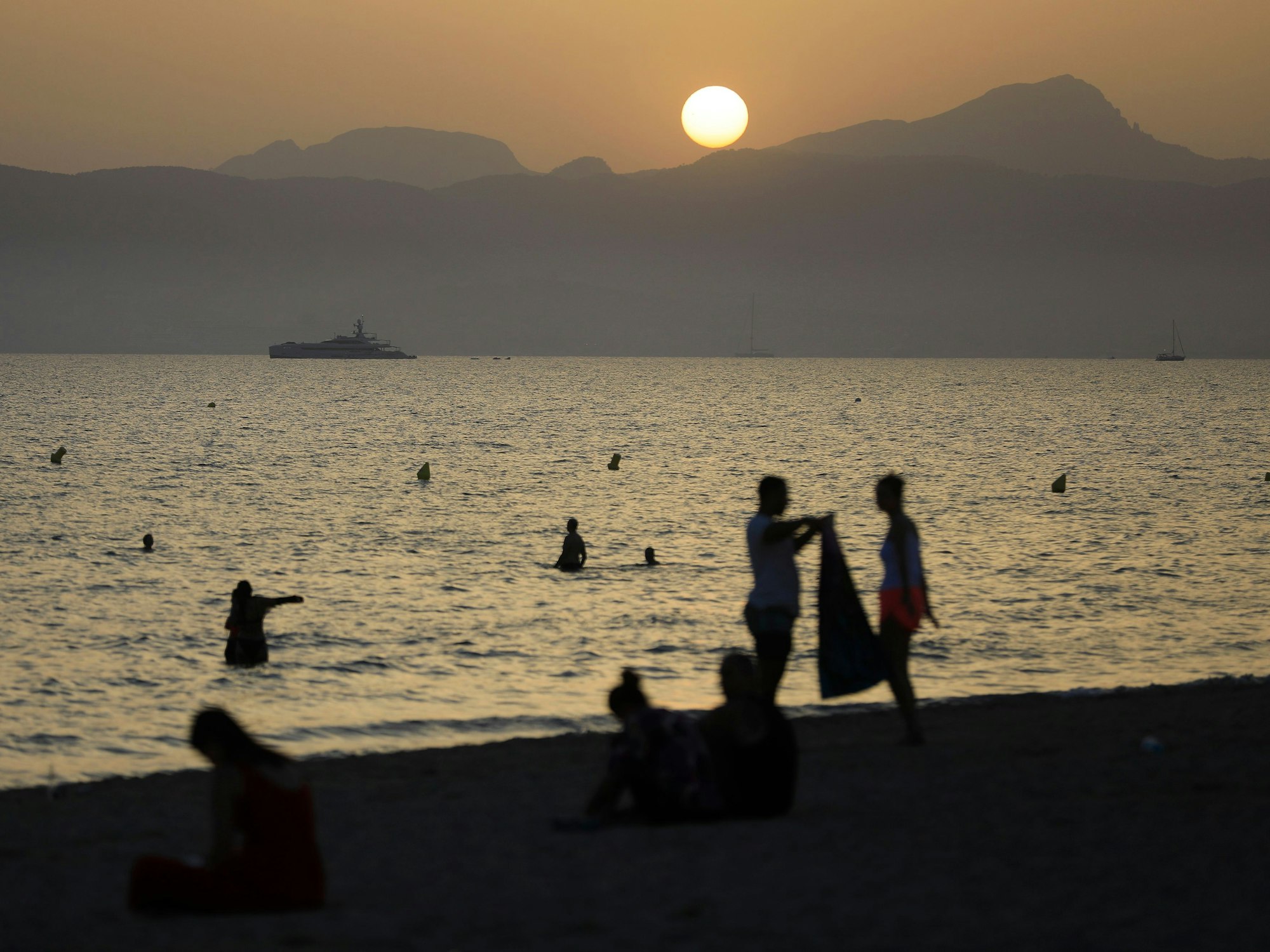 Sonnenuntergang am Strand von Arenal (Mallorca).