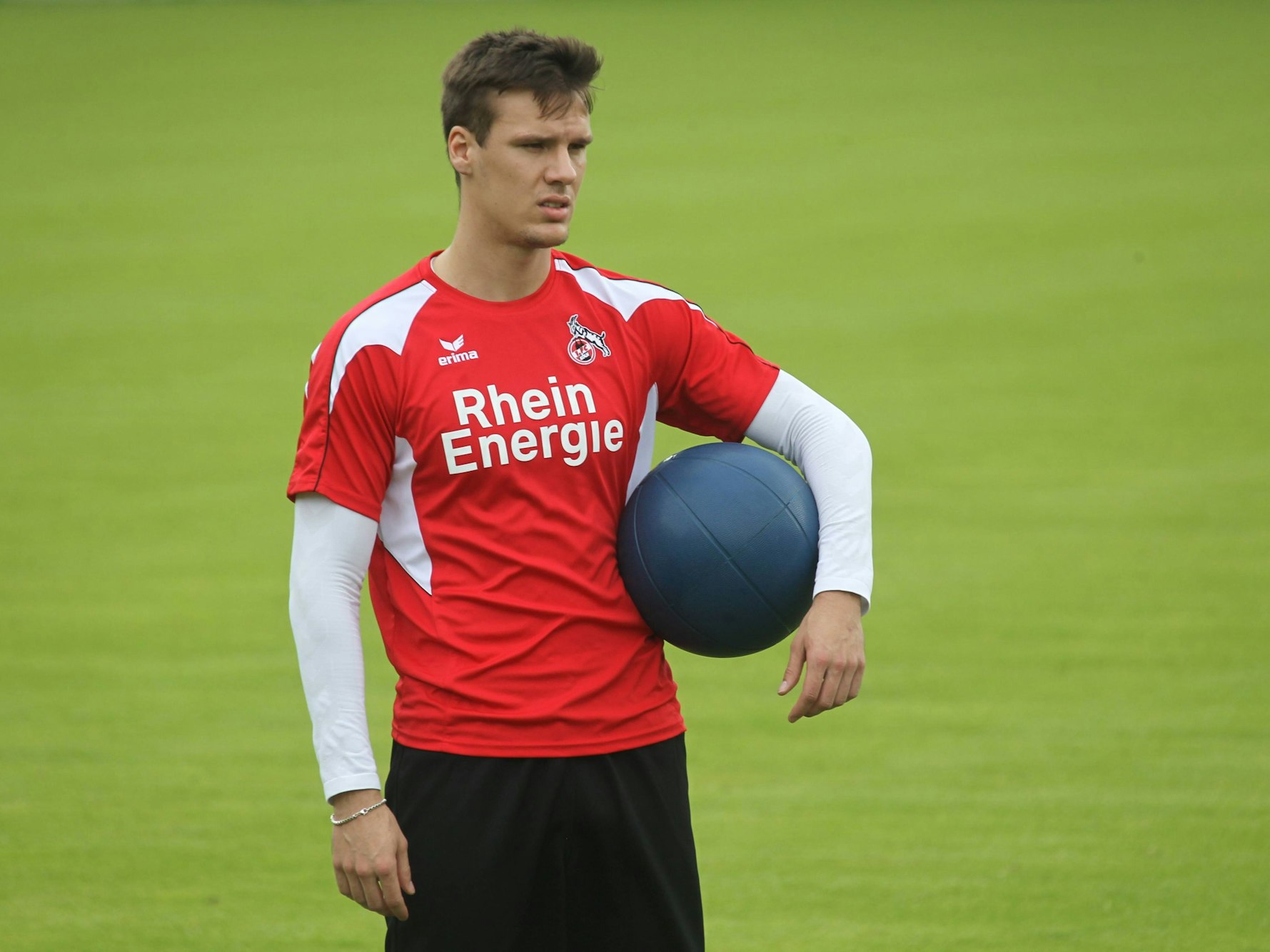Christopher Schorch mit Medizinball unter dem Arm beim Training des 1. FC Köln.