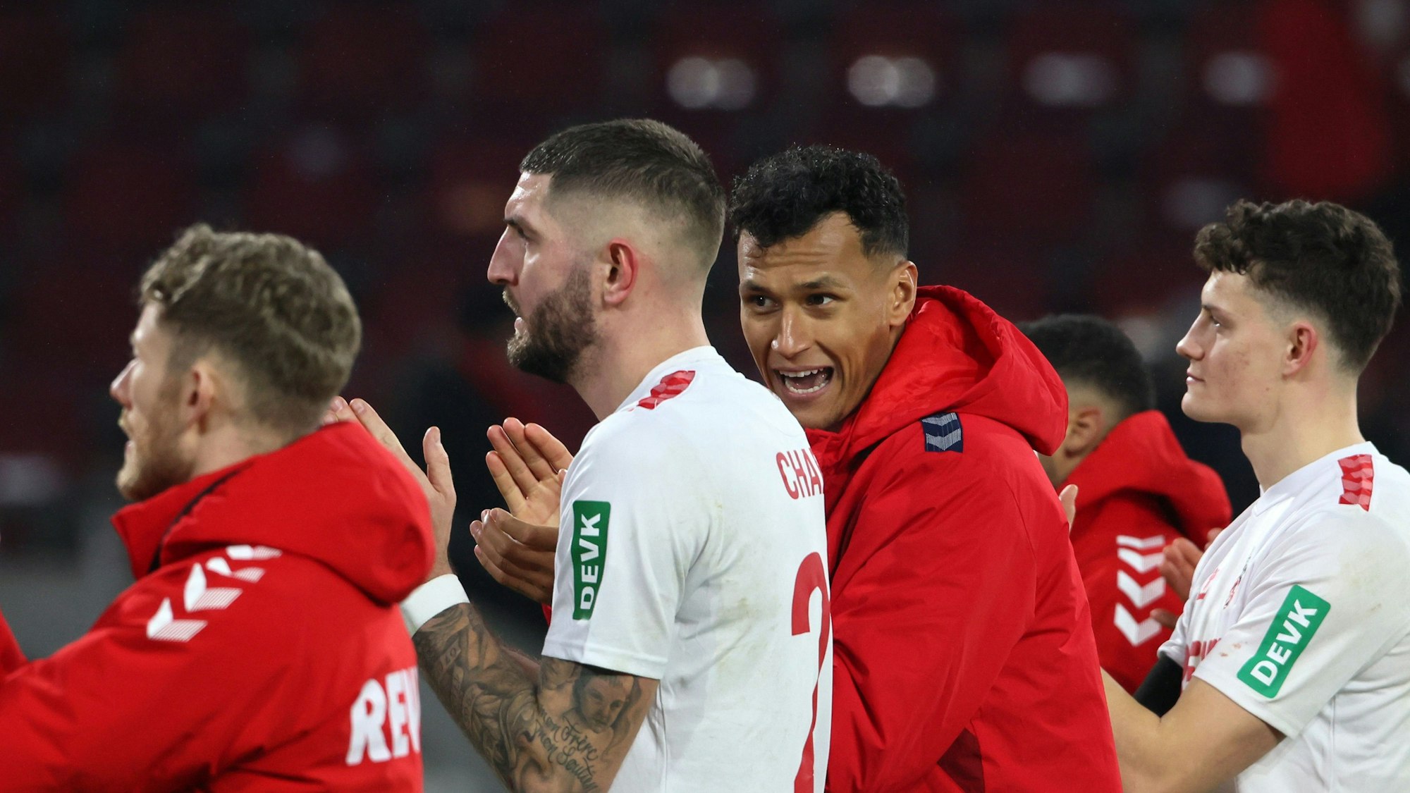 Florian Kainz (l.), Jeff Chabot, Davie Selke und Eric Martel bedanken sich nach einem Spiel bei den Fans.