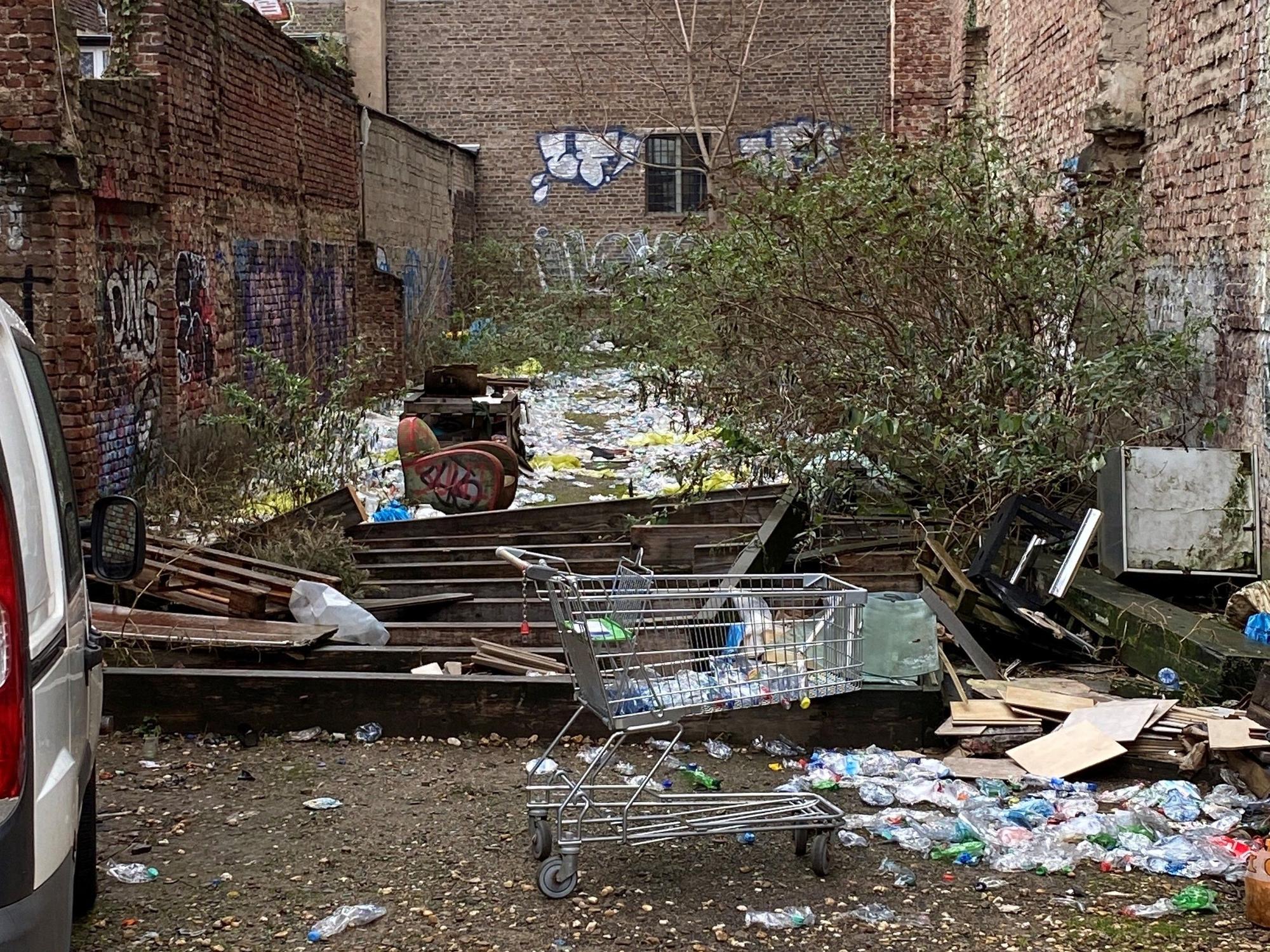 Die Baulücke am Rudolfplatz verkommt immer mehr zu einer Müllhalde.