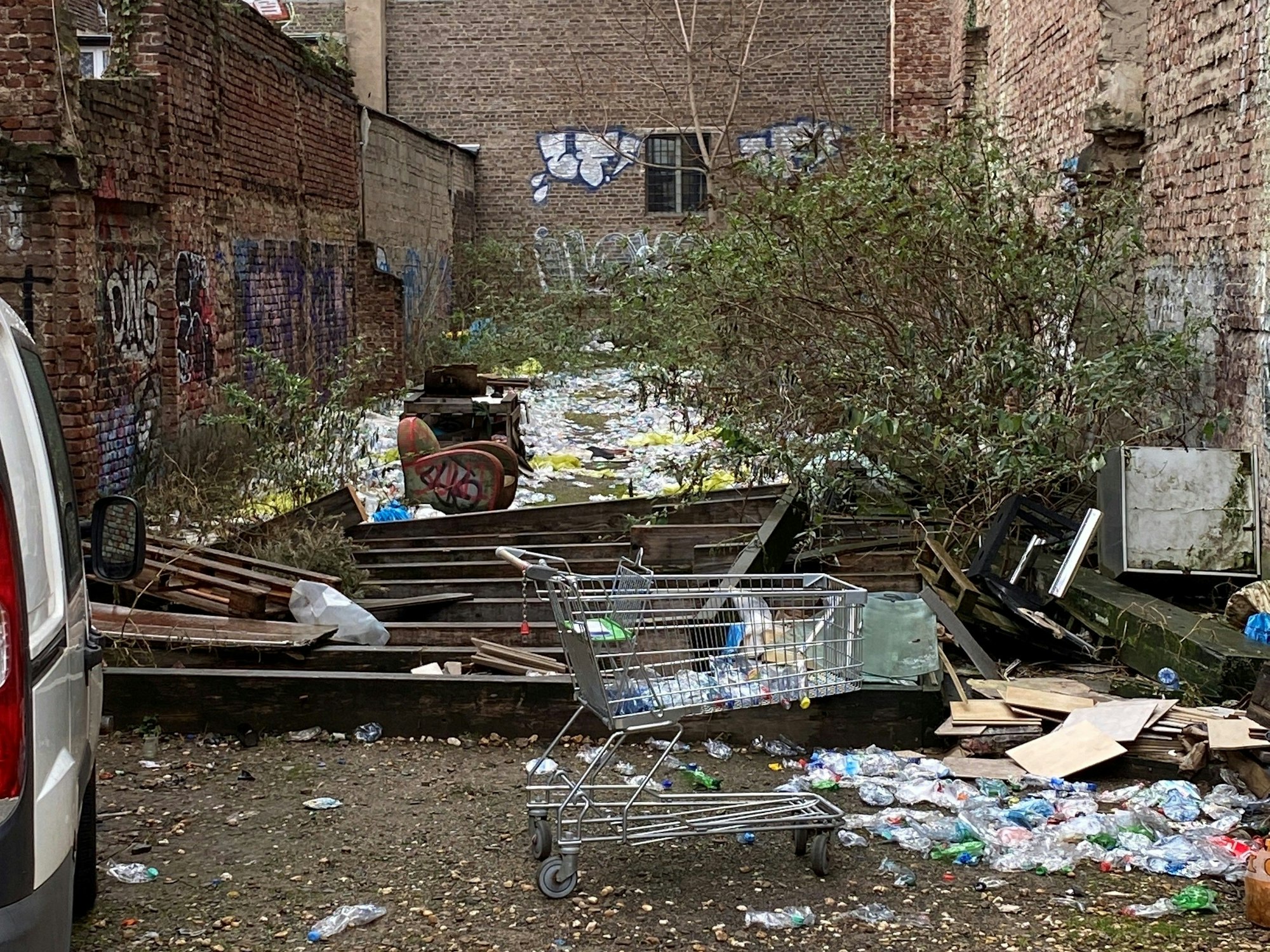 Die Baulücke am Rudolfplatz verkommt immer mehr zu einer Müllhalde.