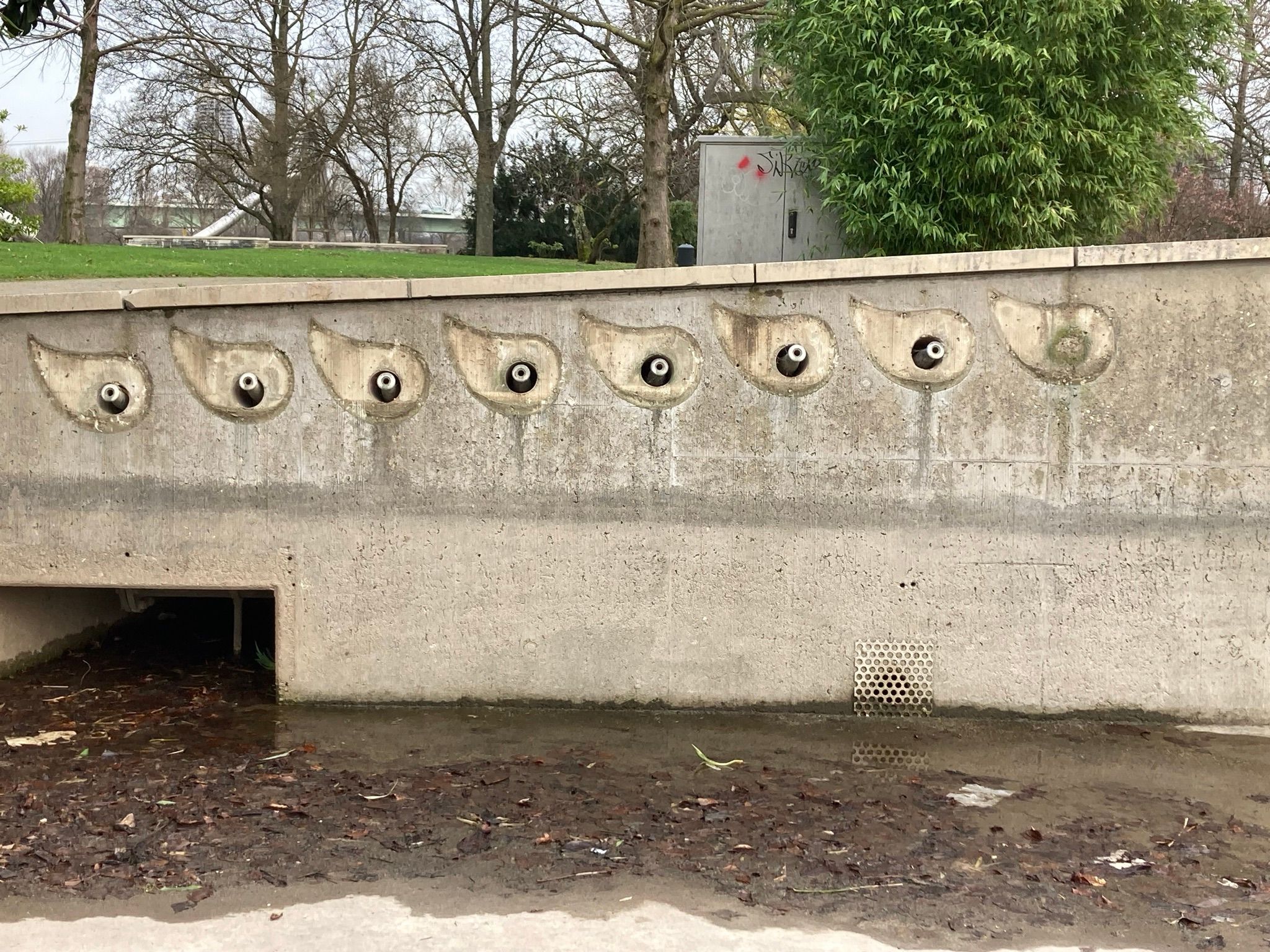 Im Siemensbecken im Kölner Rheinpark wurden mehrere Zierelemente gestohlen.