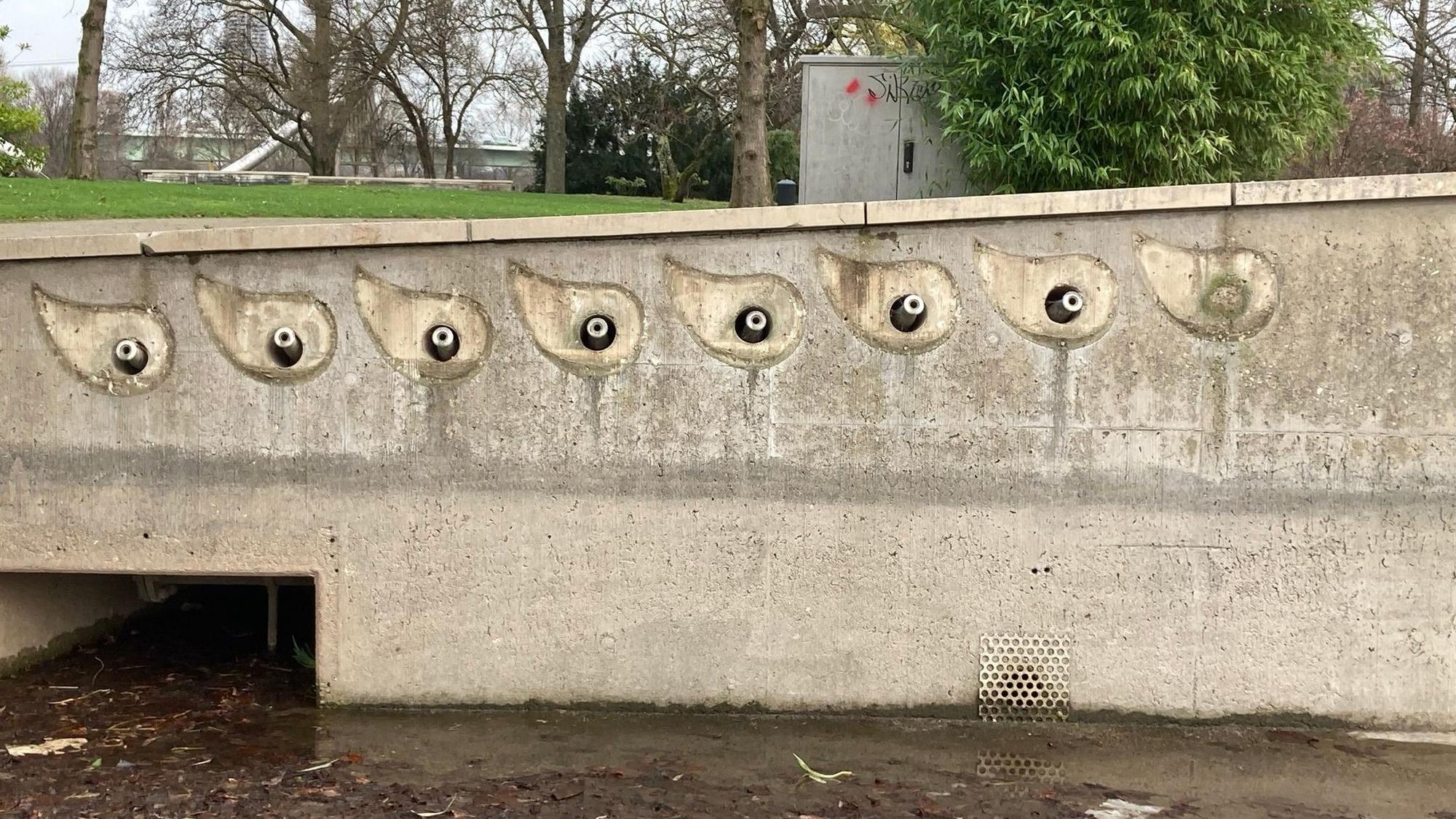 Im Siemensbecken im Kölner Rheinpark wurden mehrere Zierelemente gestohlen.
