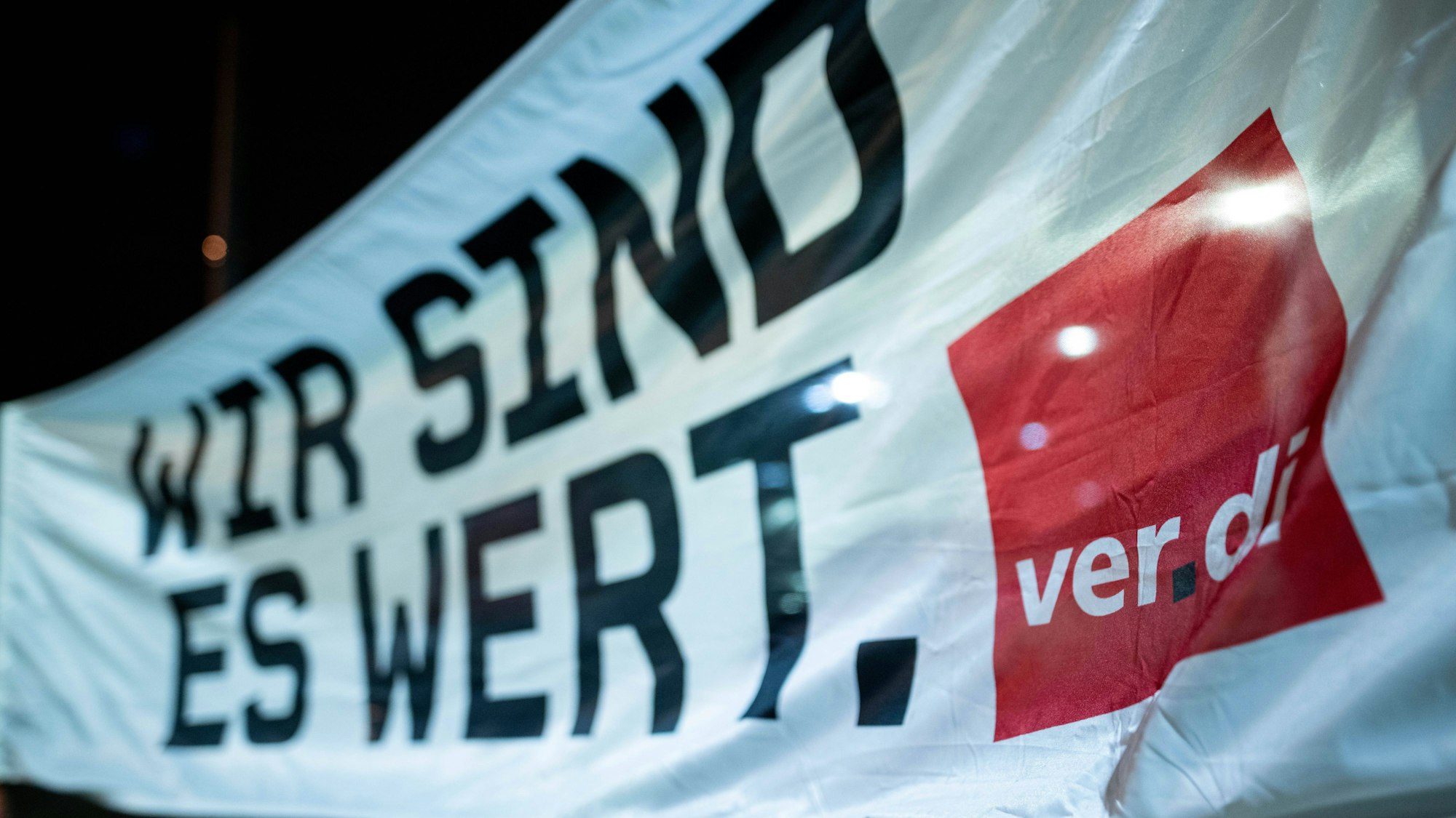 Ein Streik-Banner ängt vor dem Depot der Ruhrbahn in Essen.