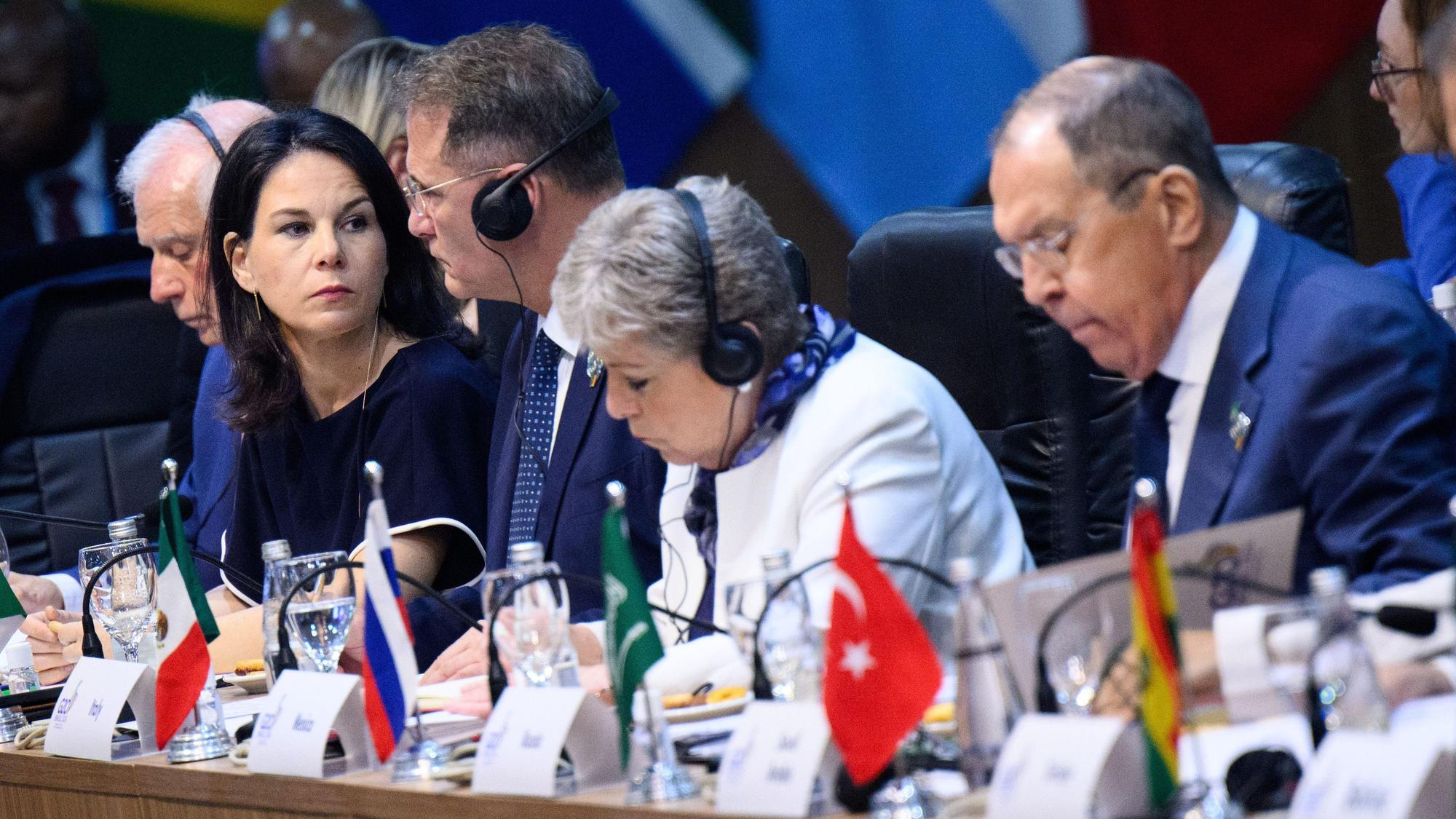 Außenministerin Annalena Baerbock (2.v.l.) sitzt nur drei Plätze neben dem russischen Außenminister Sergej Lawrow.