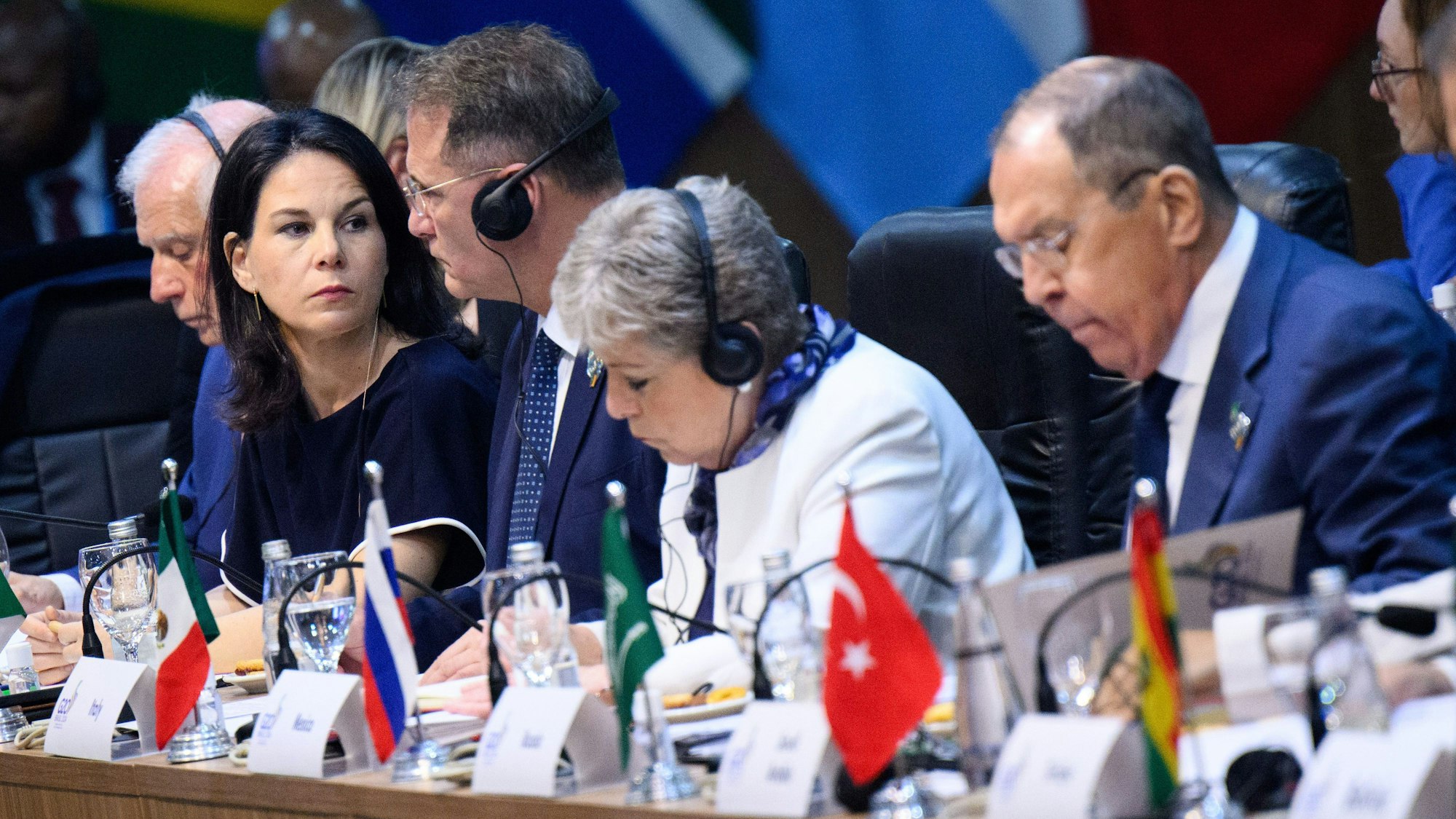 Außenministerin Annalena Baerbock (2.v.l.) sitzt nur drei Plätze neben dem russischen Außenminister Sergej Lawrow.