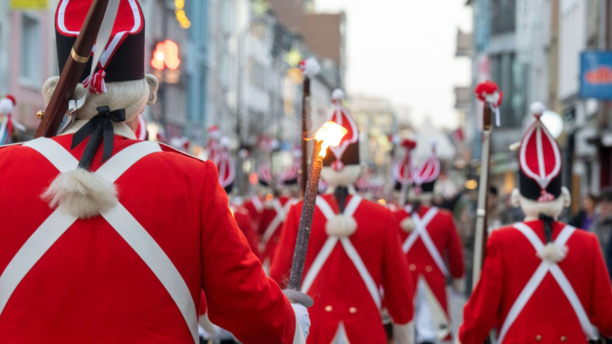 Rote Funken begleiten das Dreigestirn beim Einzug in die Hofburg.